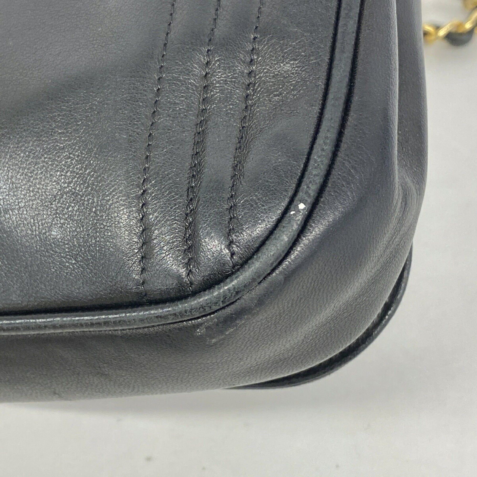 Chanel Black Leather Shoulder Bag (Pre-Owned)