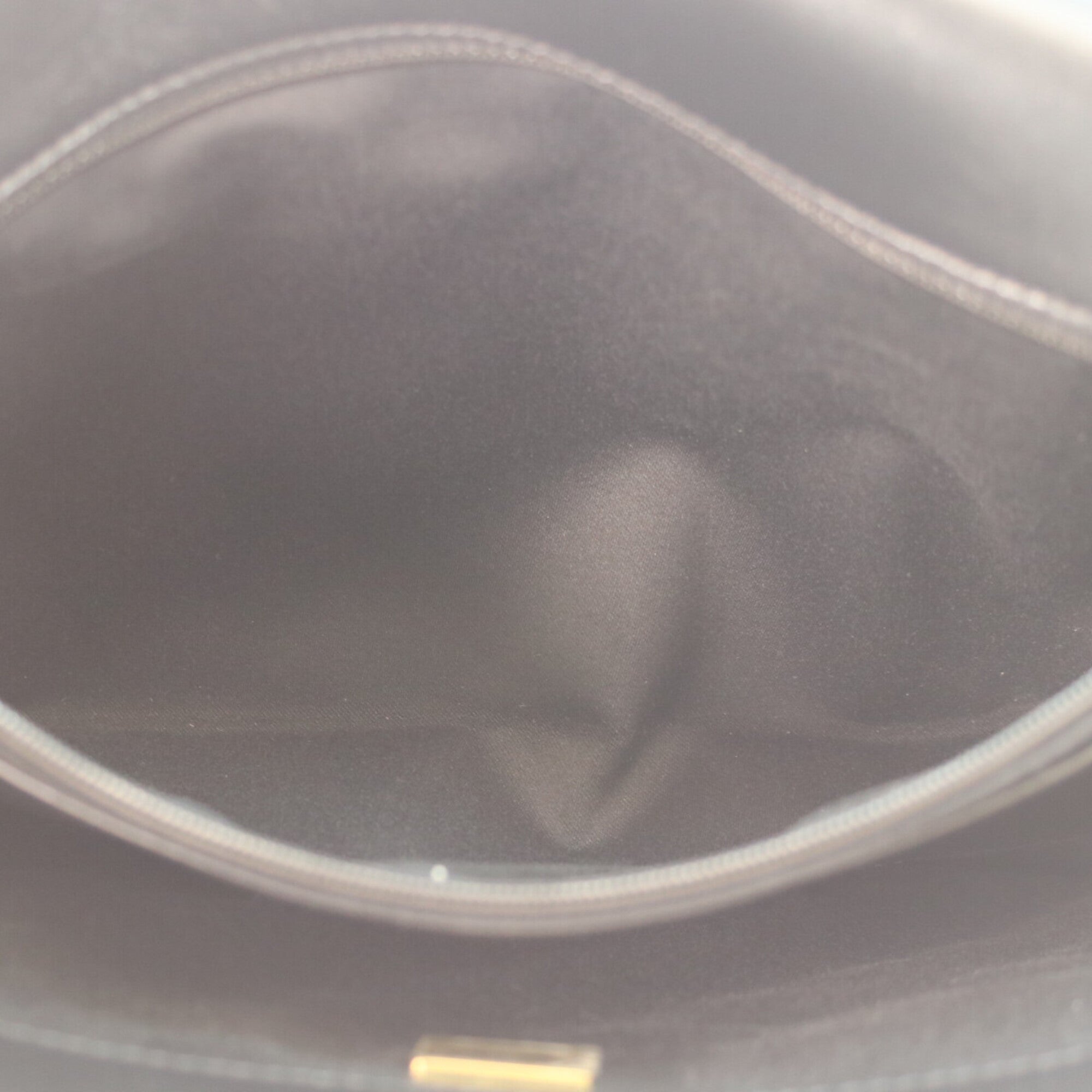 Chanel Black Leather Shoulder Bag (Pre-Owned)