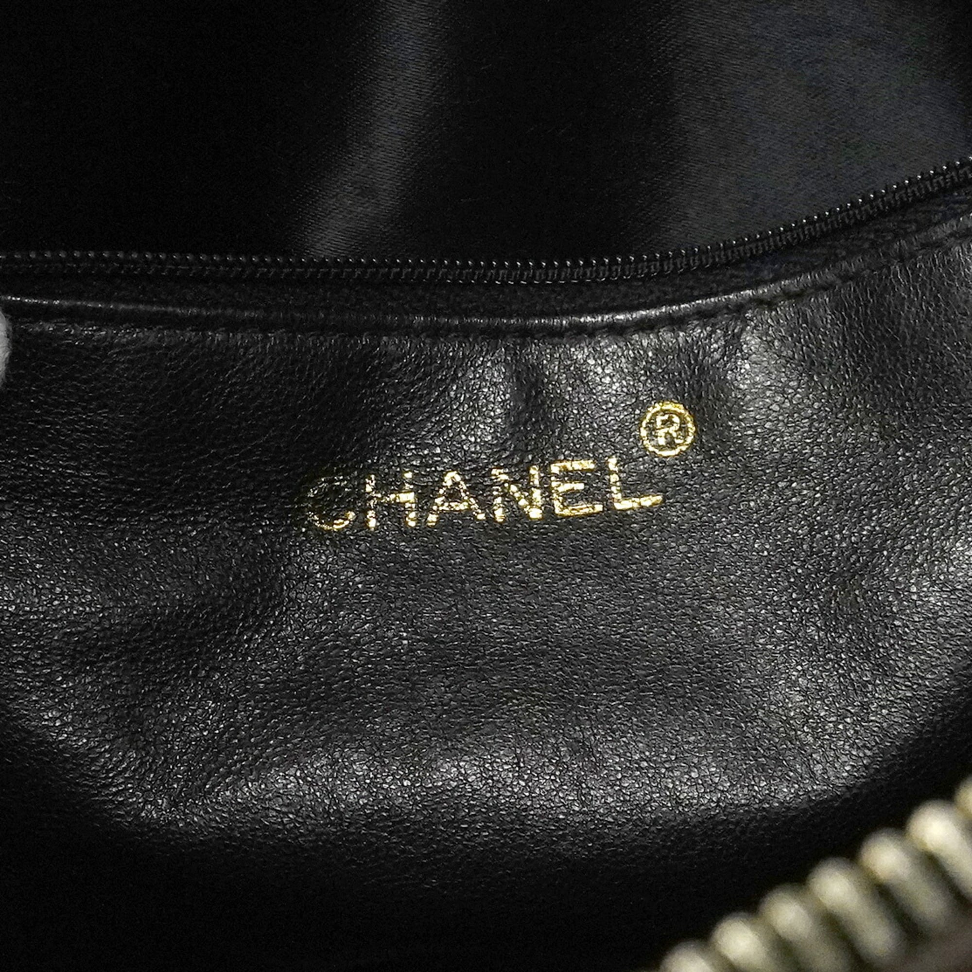 Chanel Black Leather Shoulder Bag (Pre-Owned)