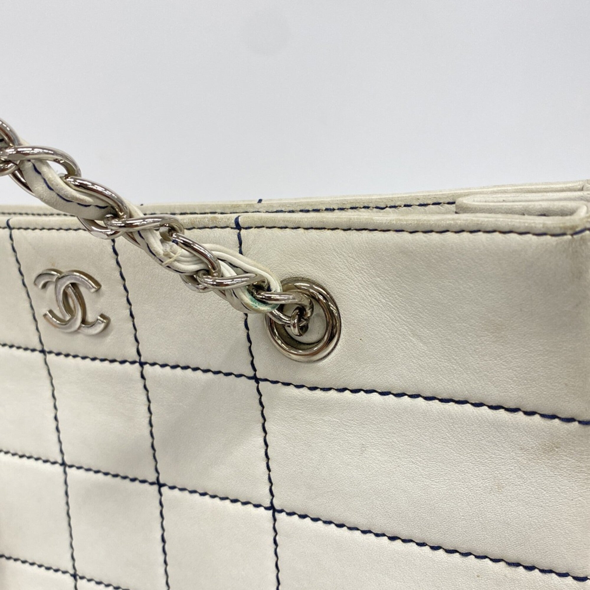 Chanel White Leather Tote Bag (Pre-Owned)