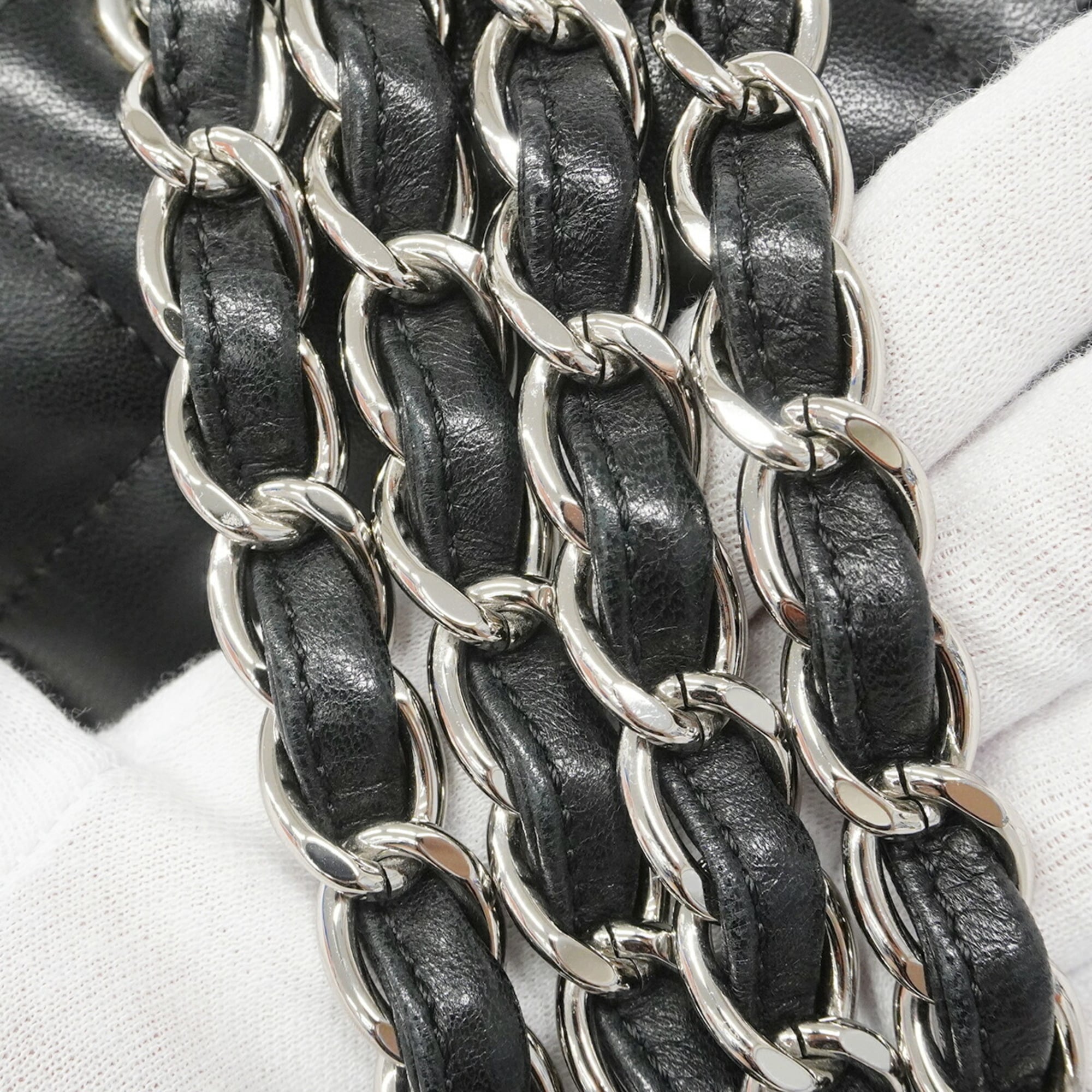 Chanel Black Leather Shoulder Bag (Pre-Owned)