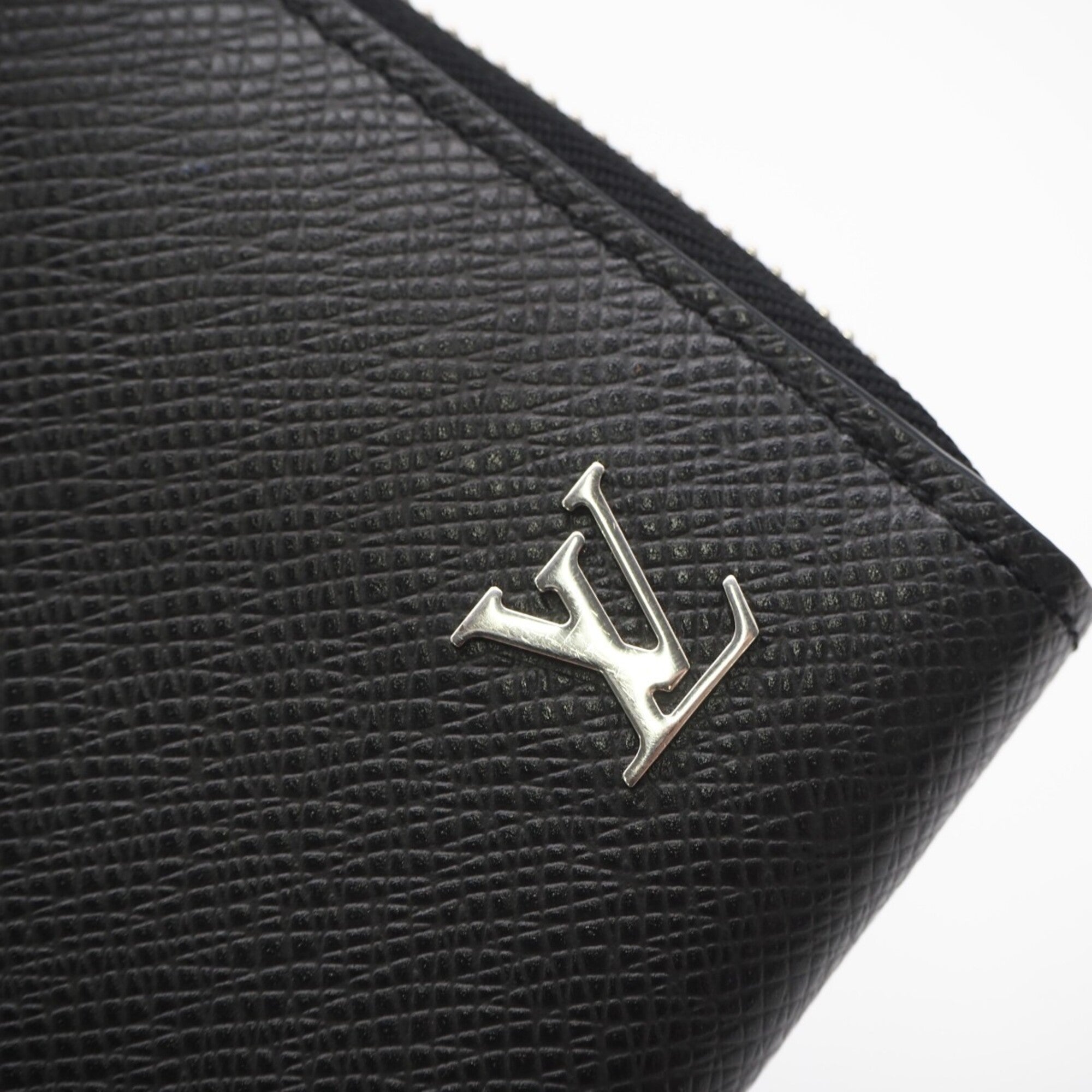 Louis Vuitton Taiga Black Noir Leather Long Wallet (Bi-Fold) (Pre-Owned)