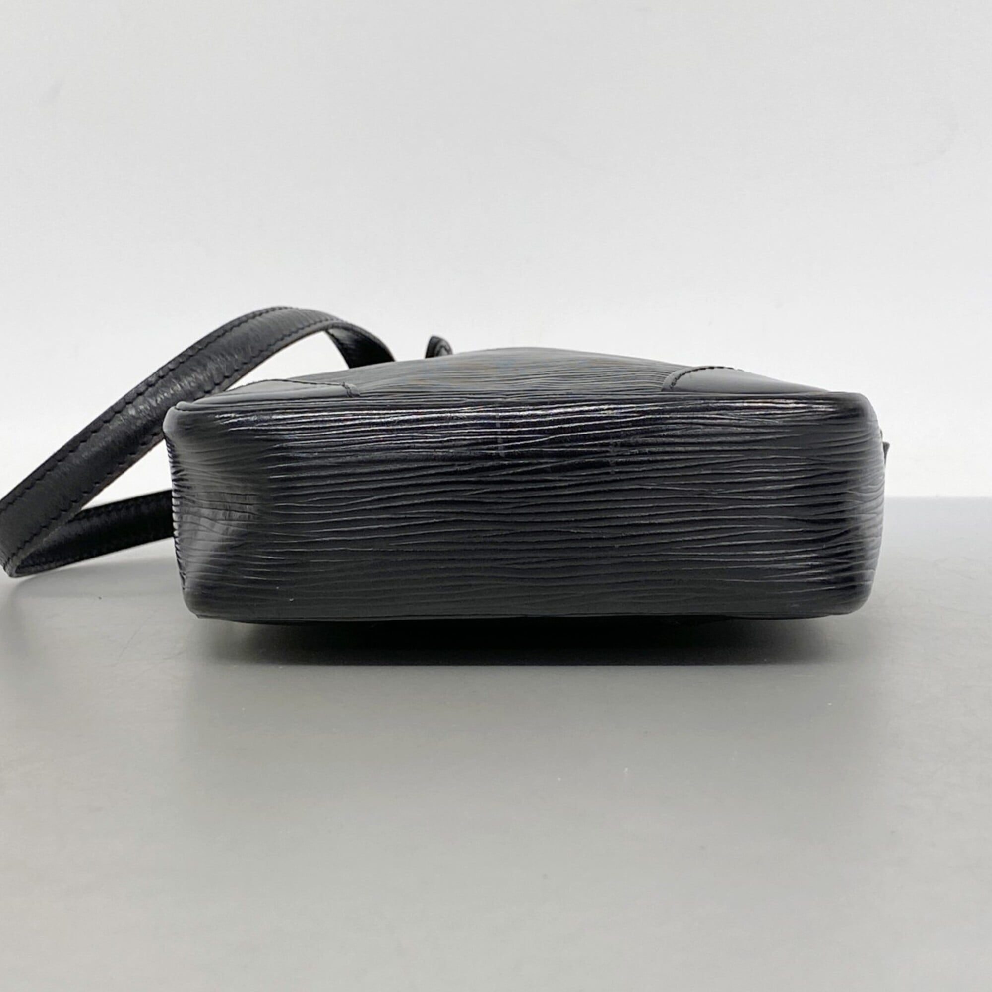 Louis Vuitton Noir Shoulder Bag (Pre-Owned)