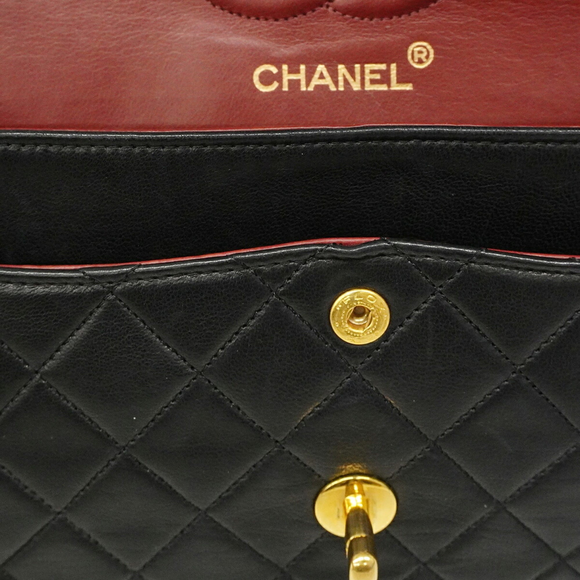 Chanel Black Leather Shoulder Bag (Pre-Owned)