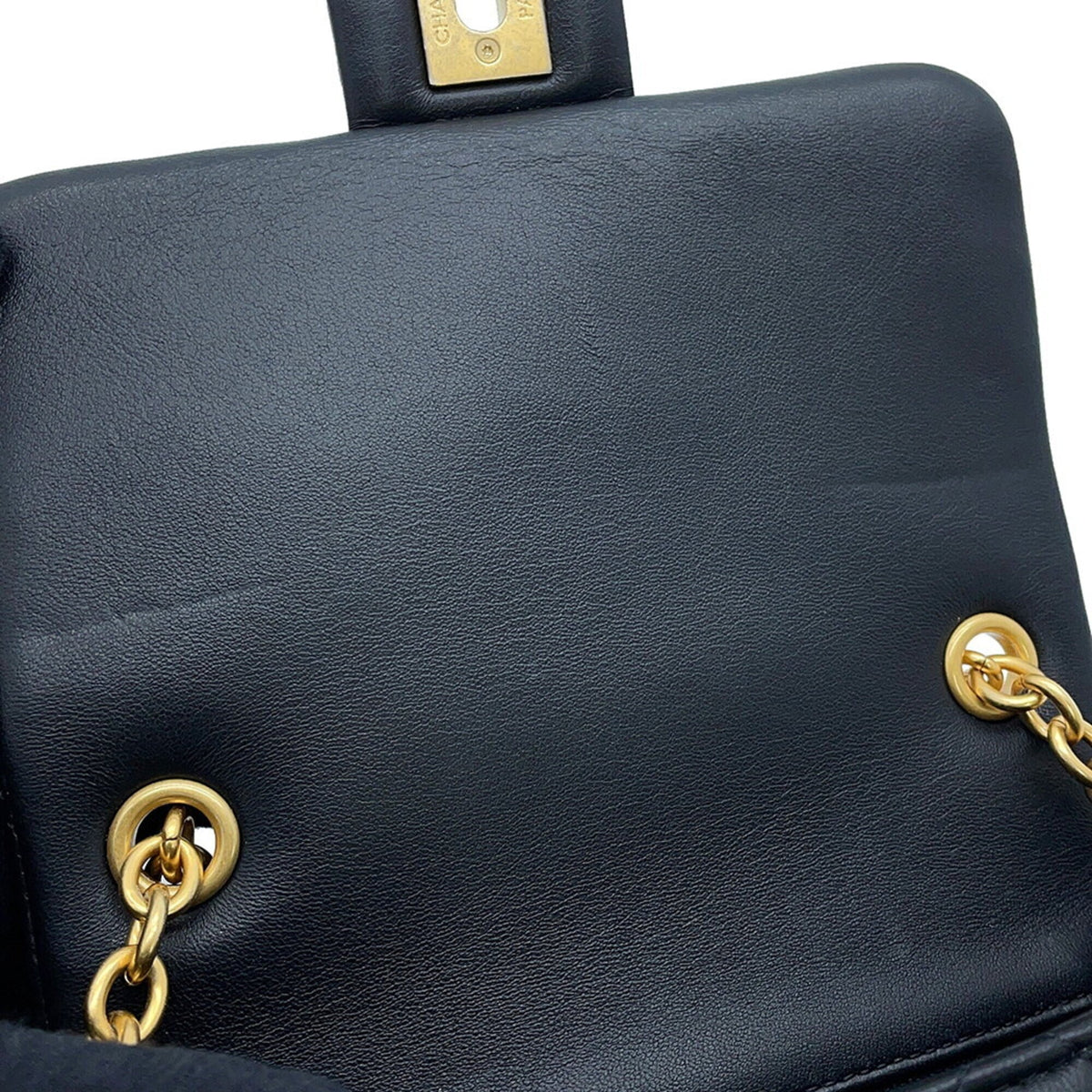 Chanel Black Leather Shoulder Bag (Pre-Owned)