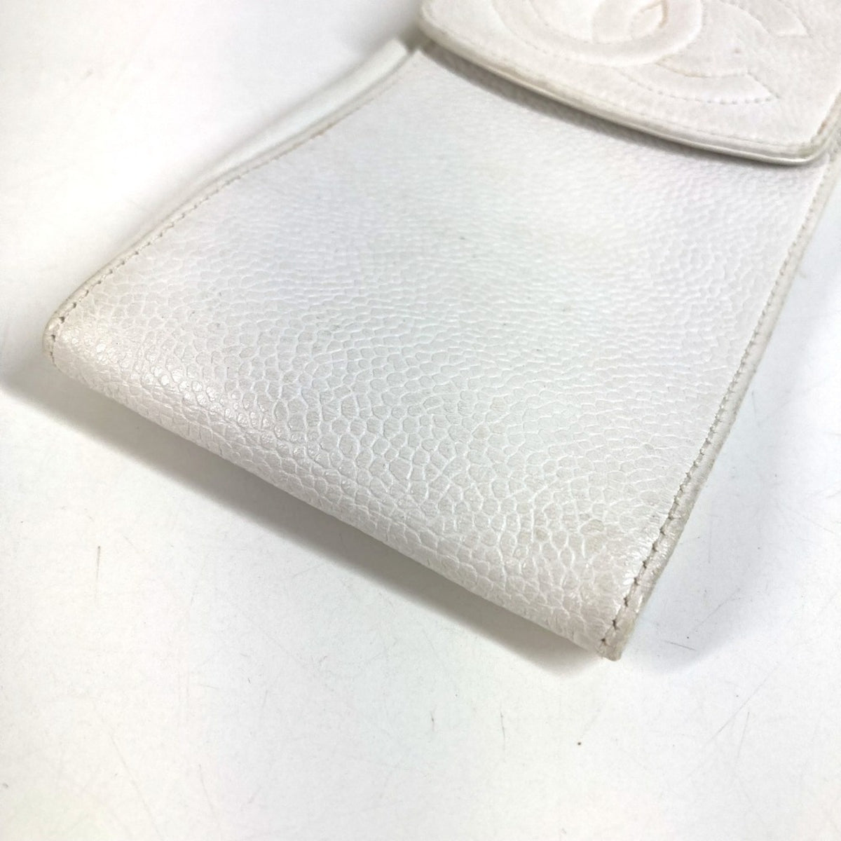 Chanel White Grained Calfskin Phone Wallet (Pre-Owned)
