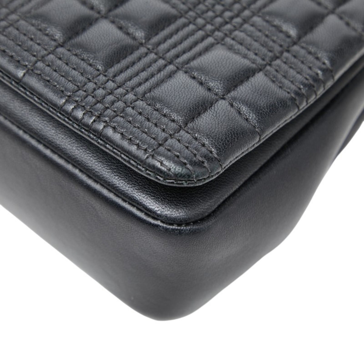 Burberry Black Leather Shoulder Bag (Pre-Owned)