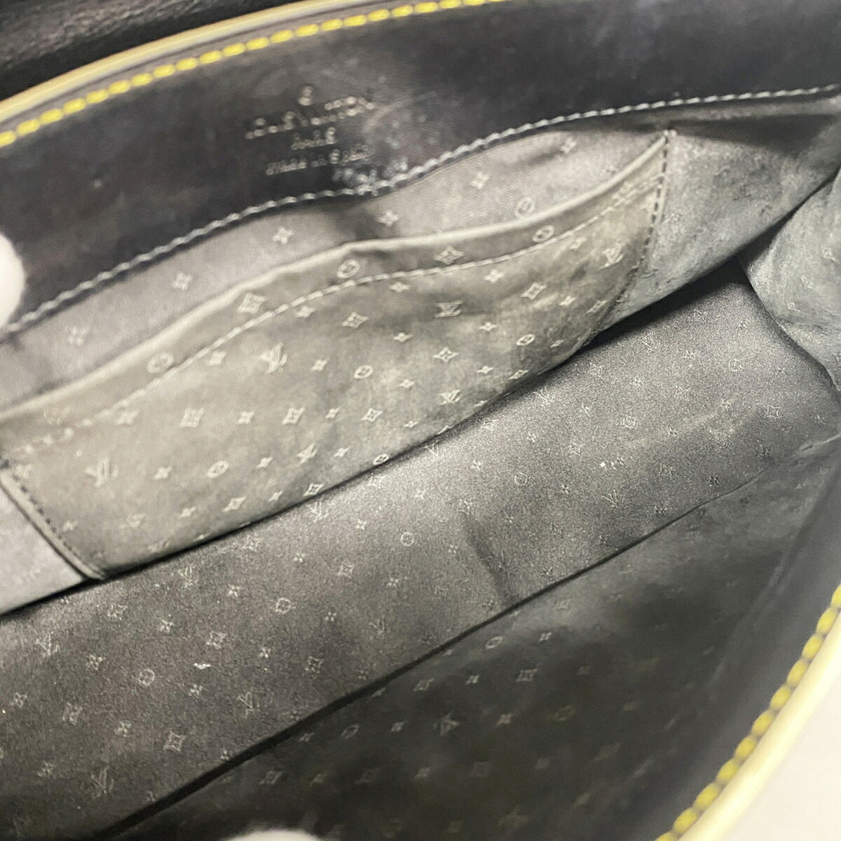 Louis Vuitton Noir Shoulder Bag (Pre-Owned)