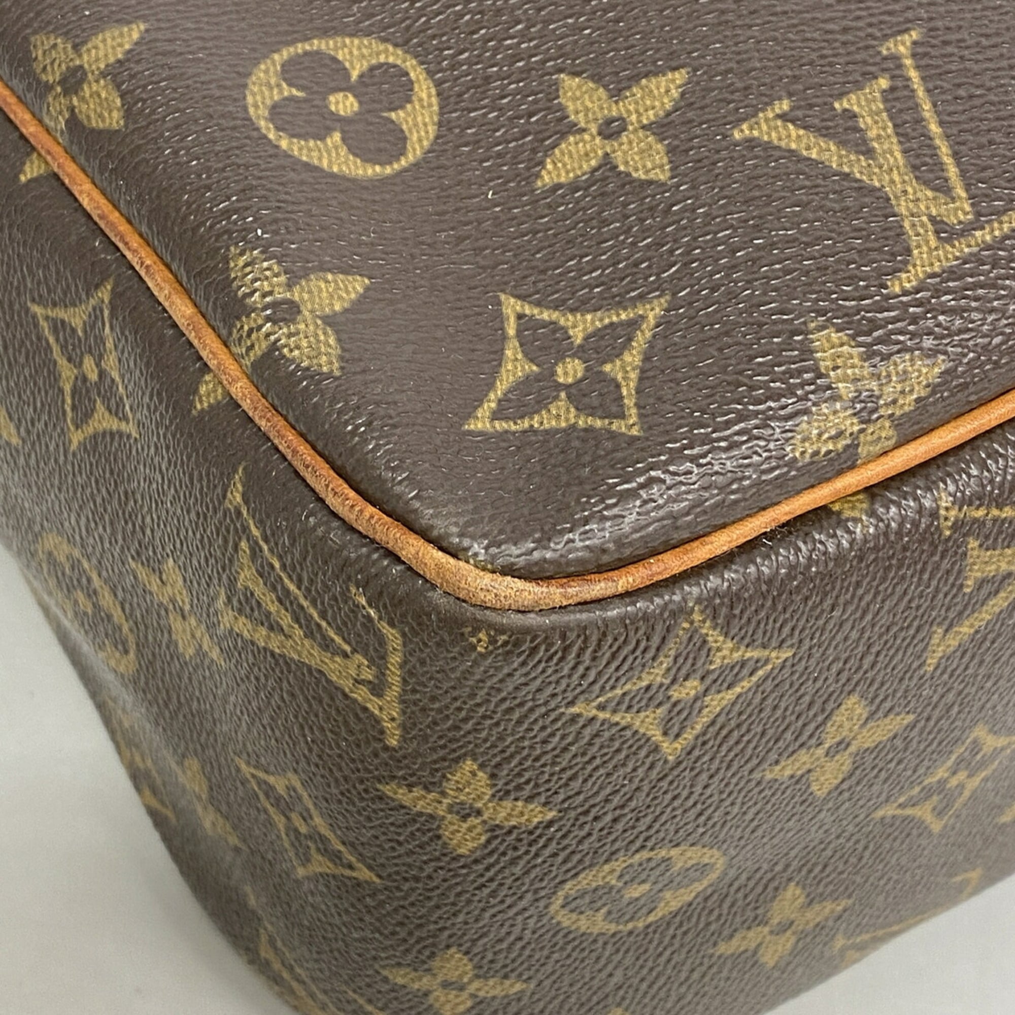 Louis Vuitton Brown Shoulder Bag (Pre-Owned)