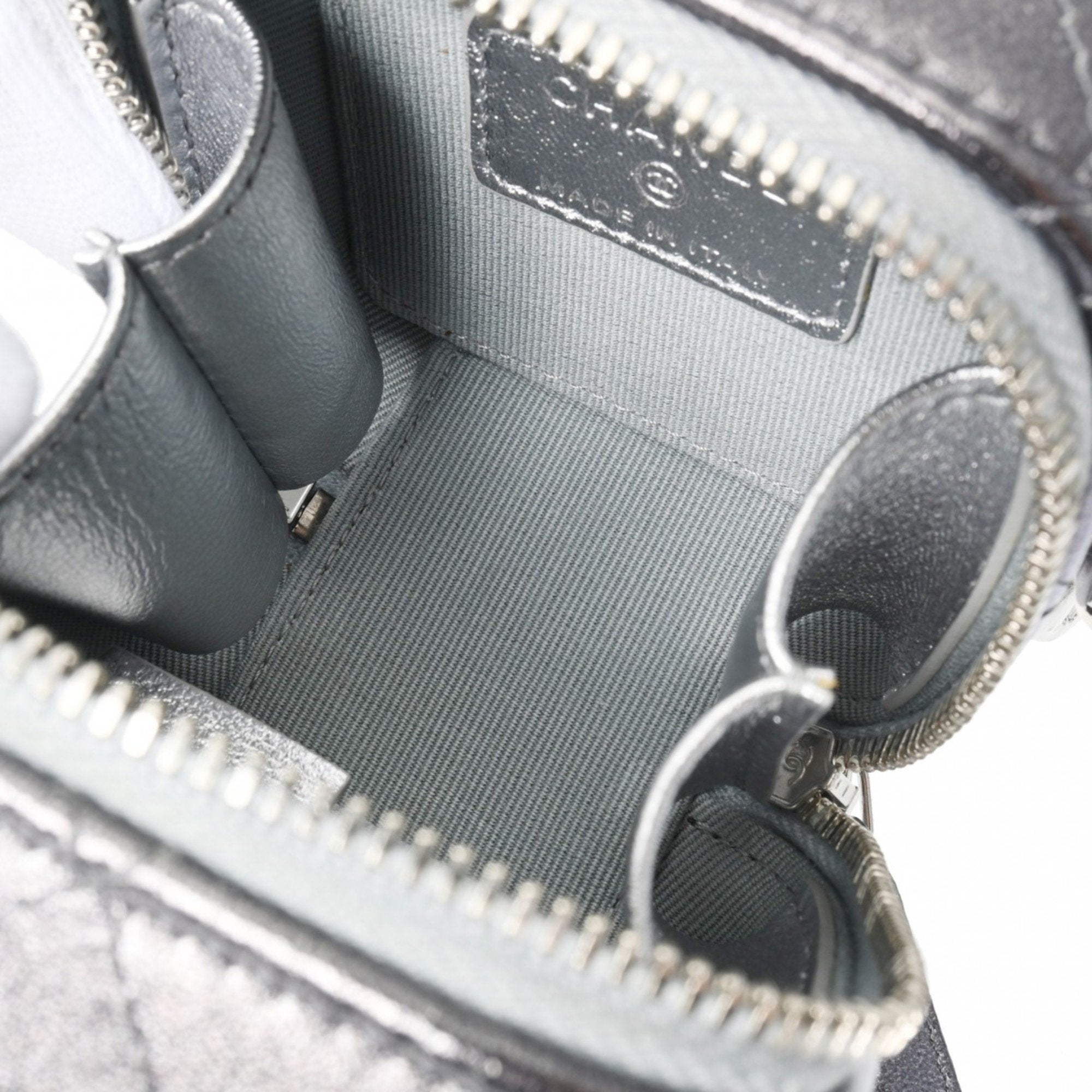 Chanel Silver Leather Shoulder Bag (Pre-Owned)