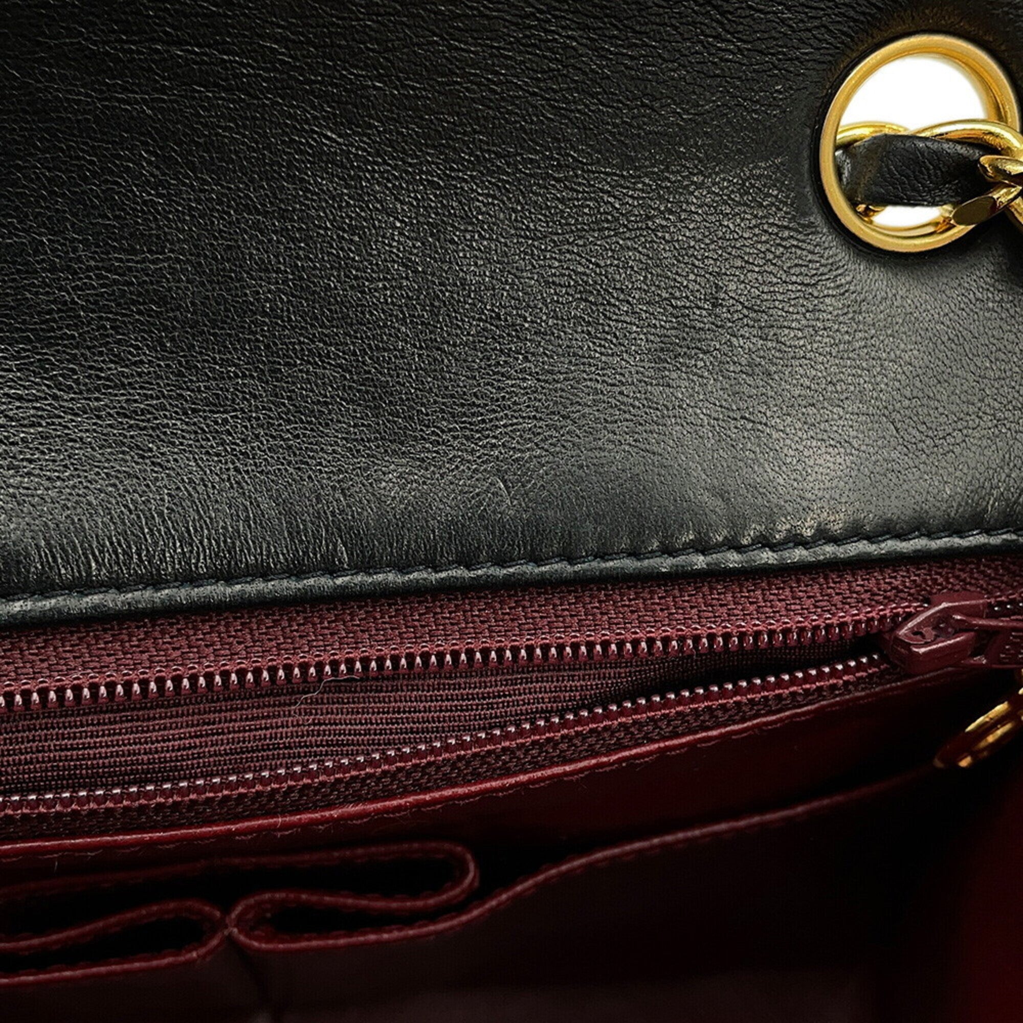 Chanel Black Leather Shoulder Bag (Pre-Owned)