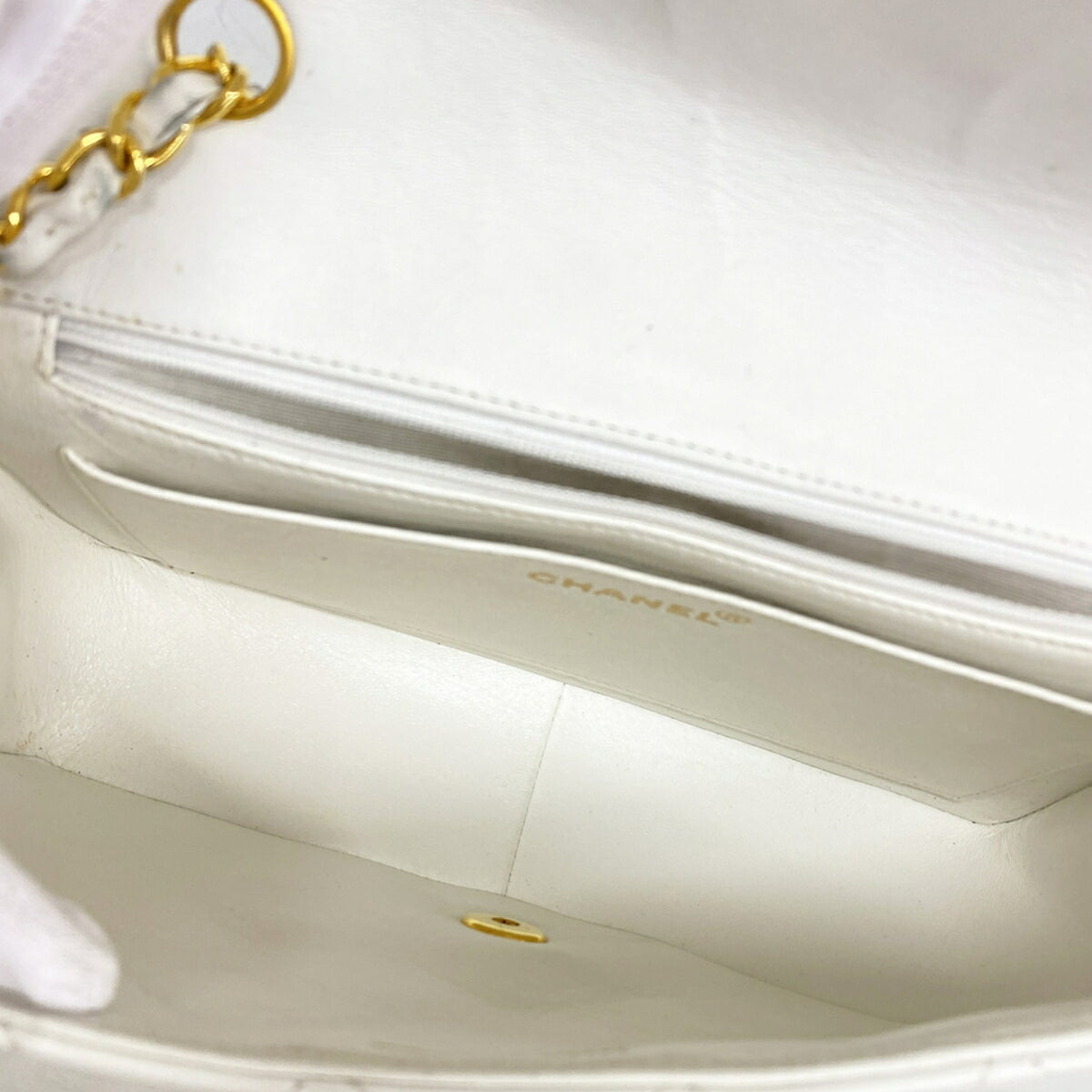 Chanel White Leather Shoulder Bag (Pre-Owned)