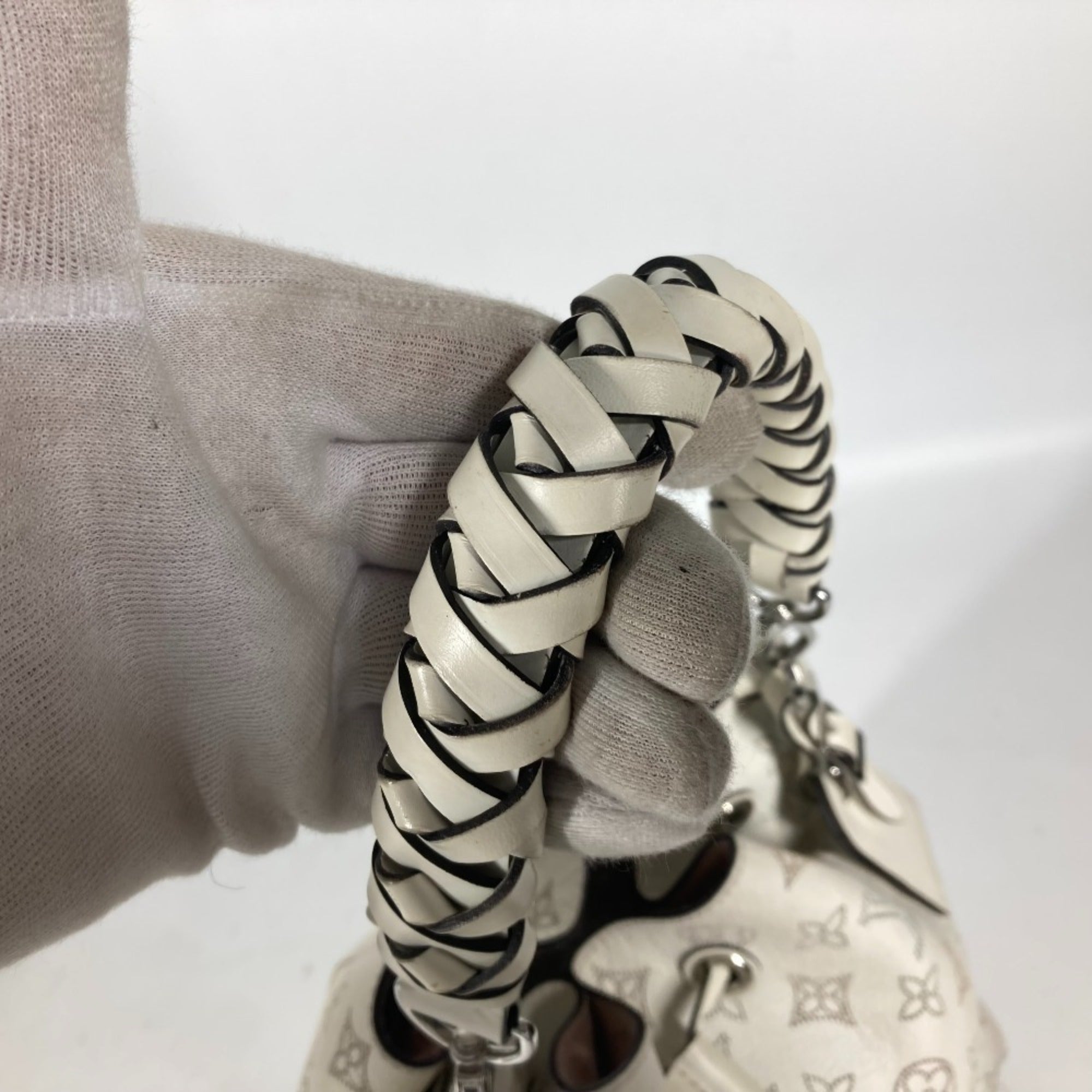 Louis Vuitton Blanc White Mahina Leather Handbag Shoulder Bag (Pre-Owned)