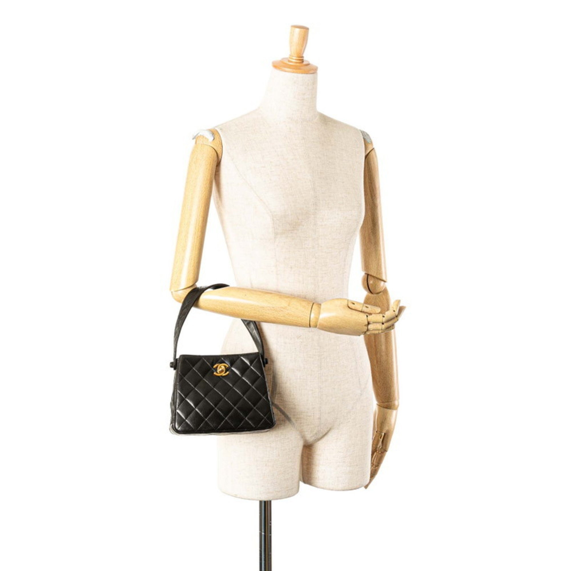 Chanel Black Leather Handbag (Pre-Owned)