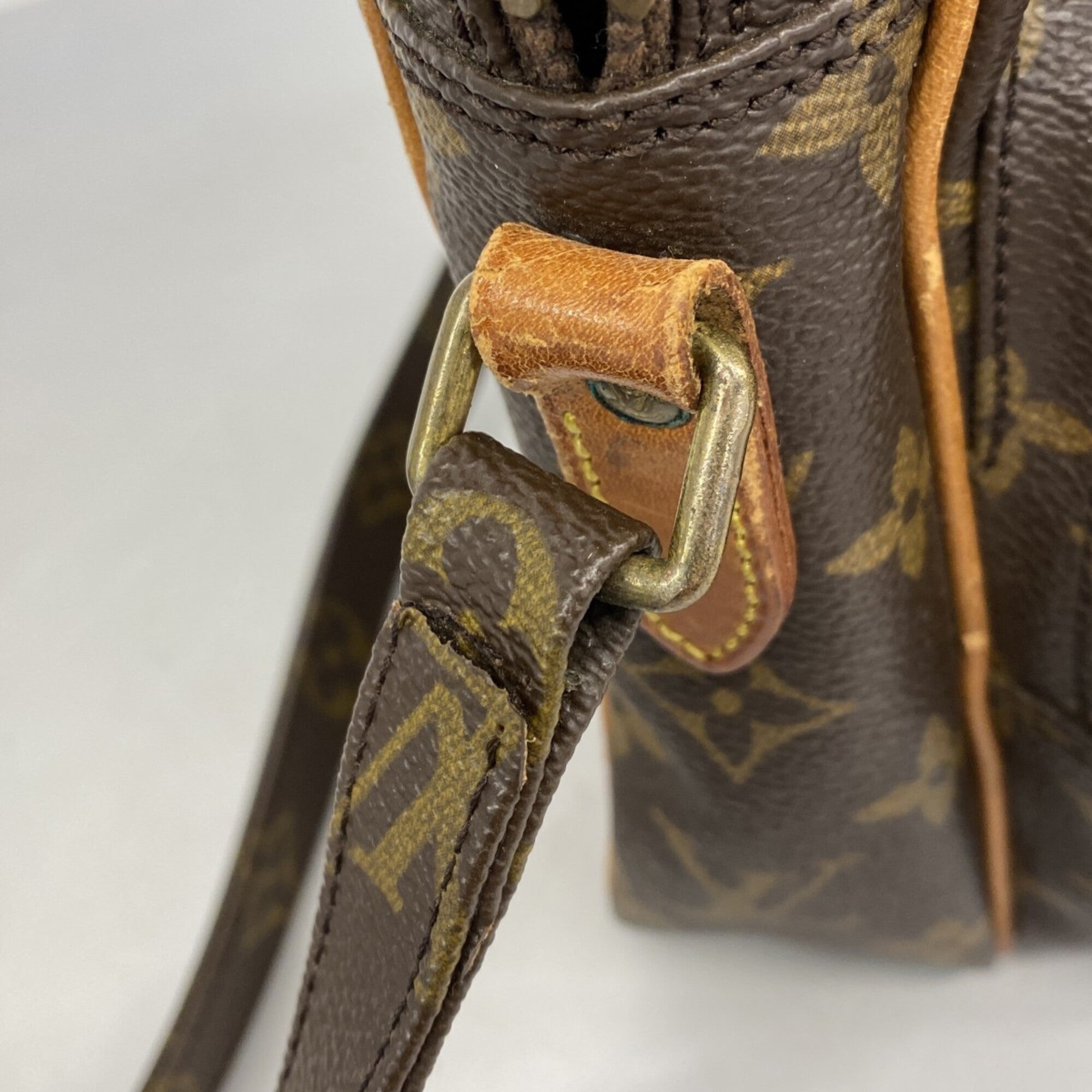 Louis Vuitton Brown Shoulder Bag (Pre-Owned)