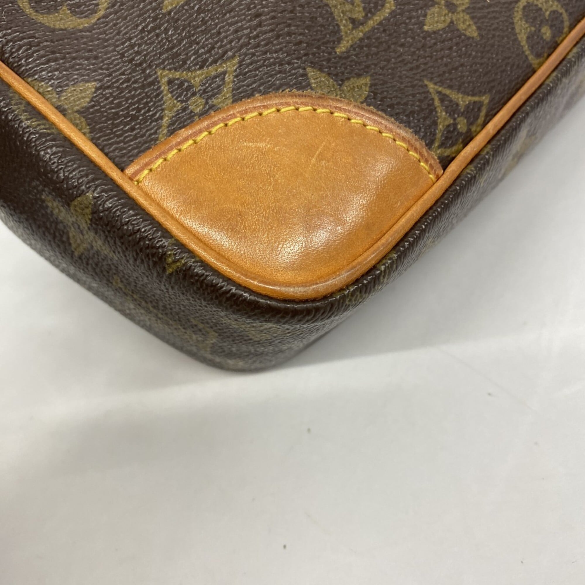 Louis Vuitton Brown Clutch Bag (Pre-Owned)