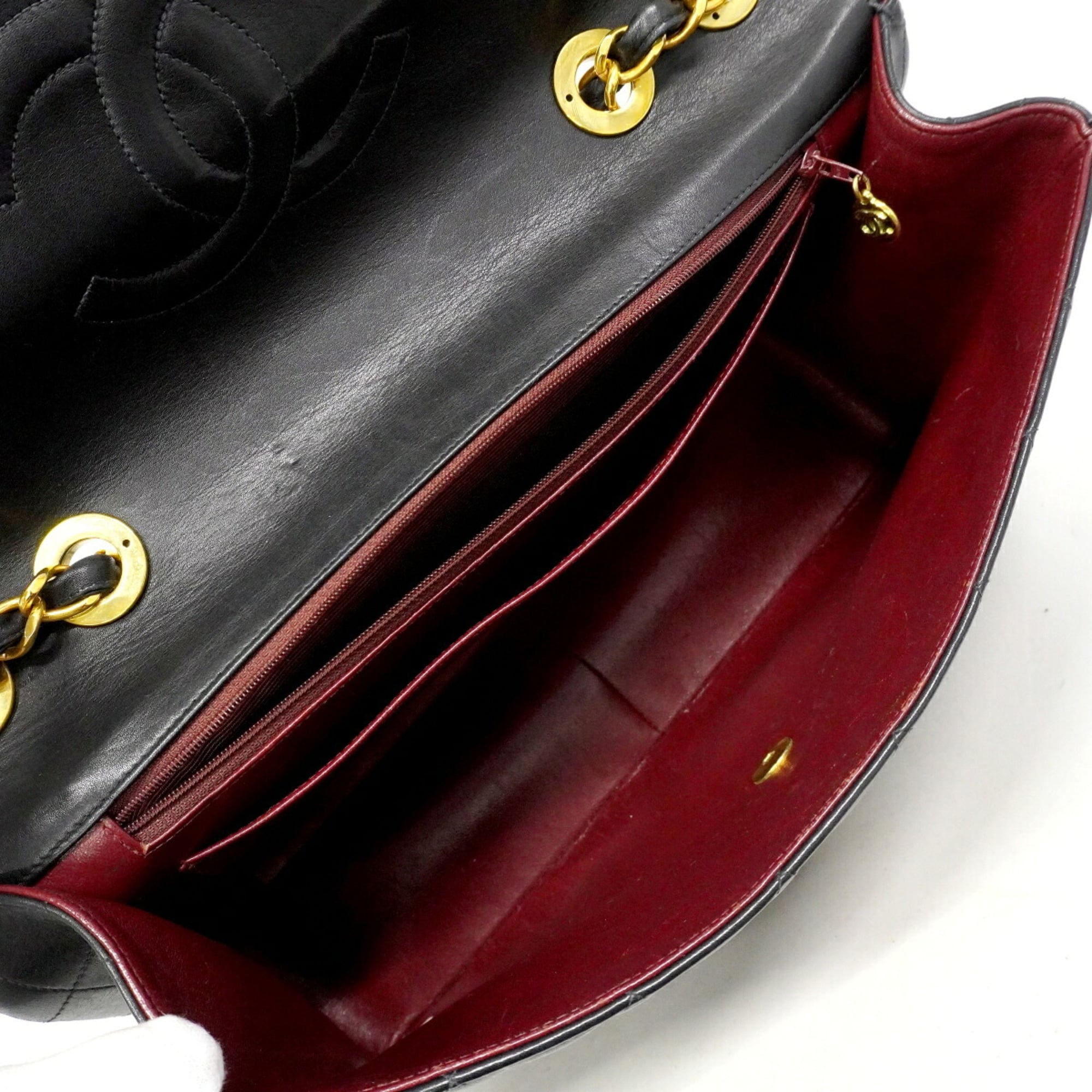 Chanel Black Leather Shoulder Bag (Pre-Owned)