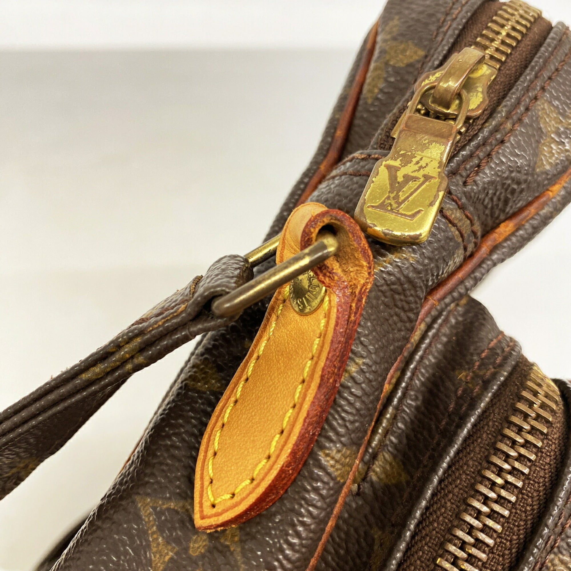 Louis Vuitton Brown Shoulder Bag (Pre-Owned)