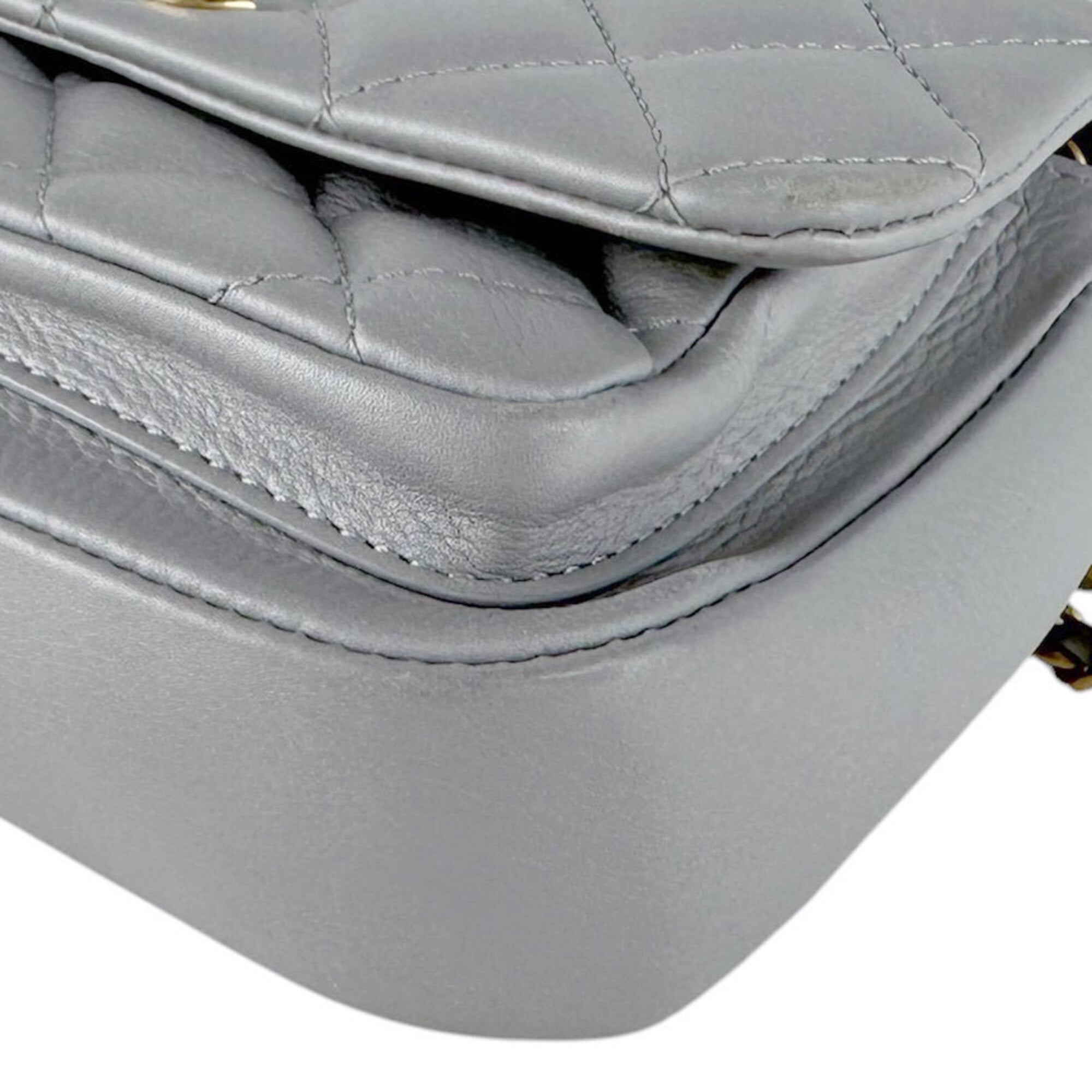 Chanel Gray Leather Shoulder Bag (Pre-Owned)