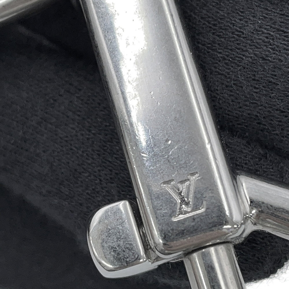 Louis Vuitton Noir Leather Handbag (Pre-Owned)