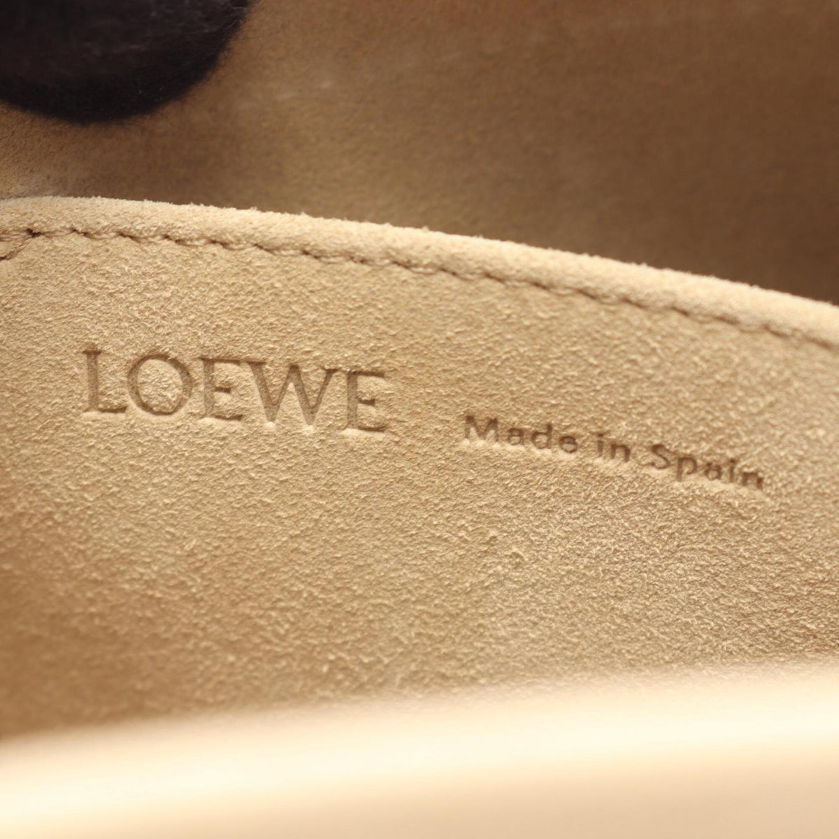 Loewe White Leather Handbag (Pre-Owned)