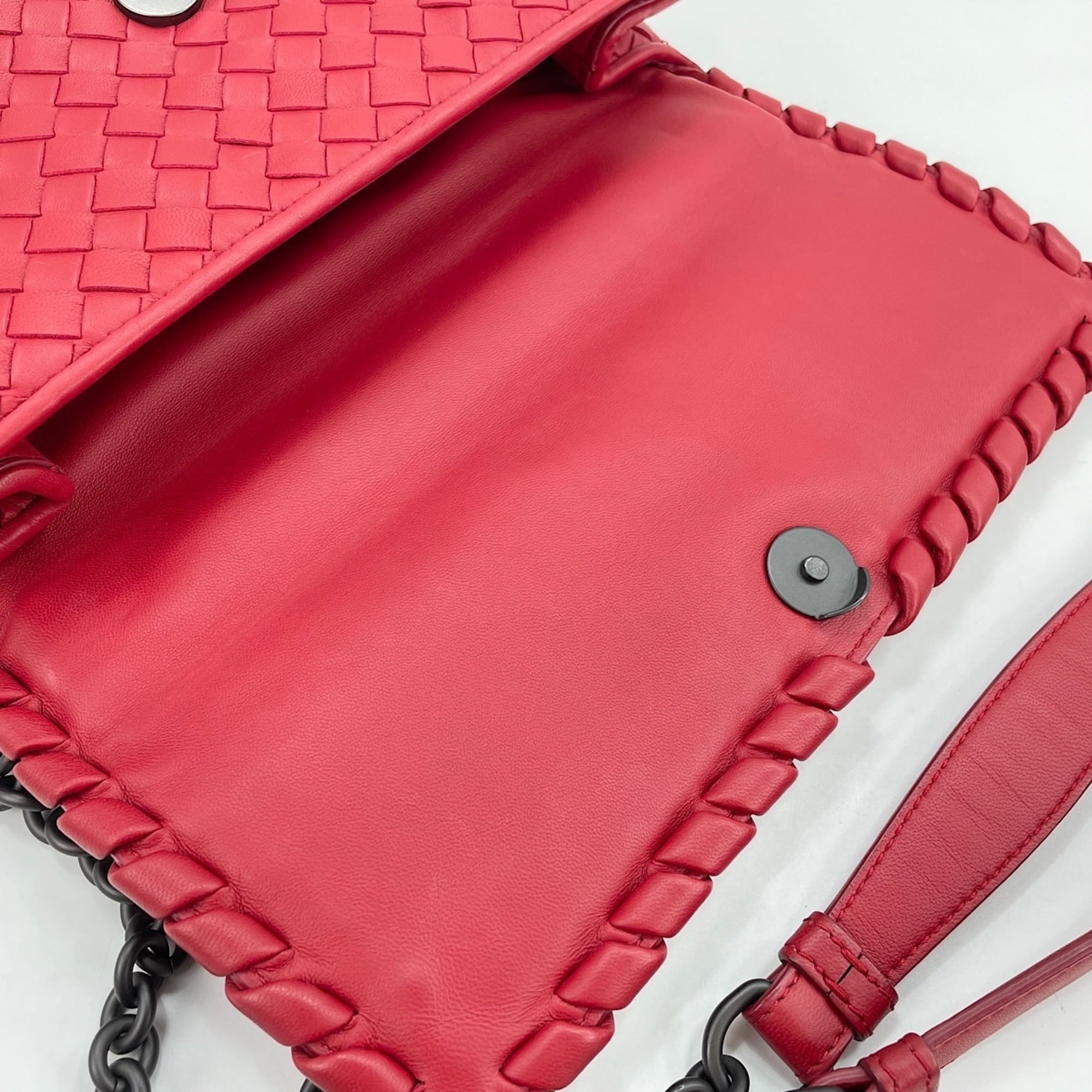 Bottega Veneta Red Color Intrecciato Shoulder Bag (Pre-Owned)