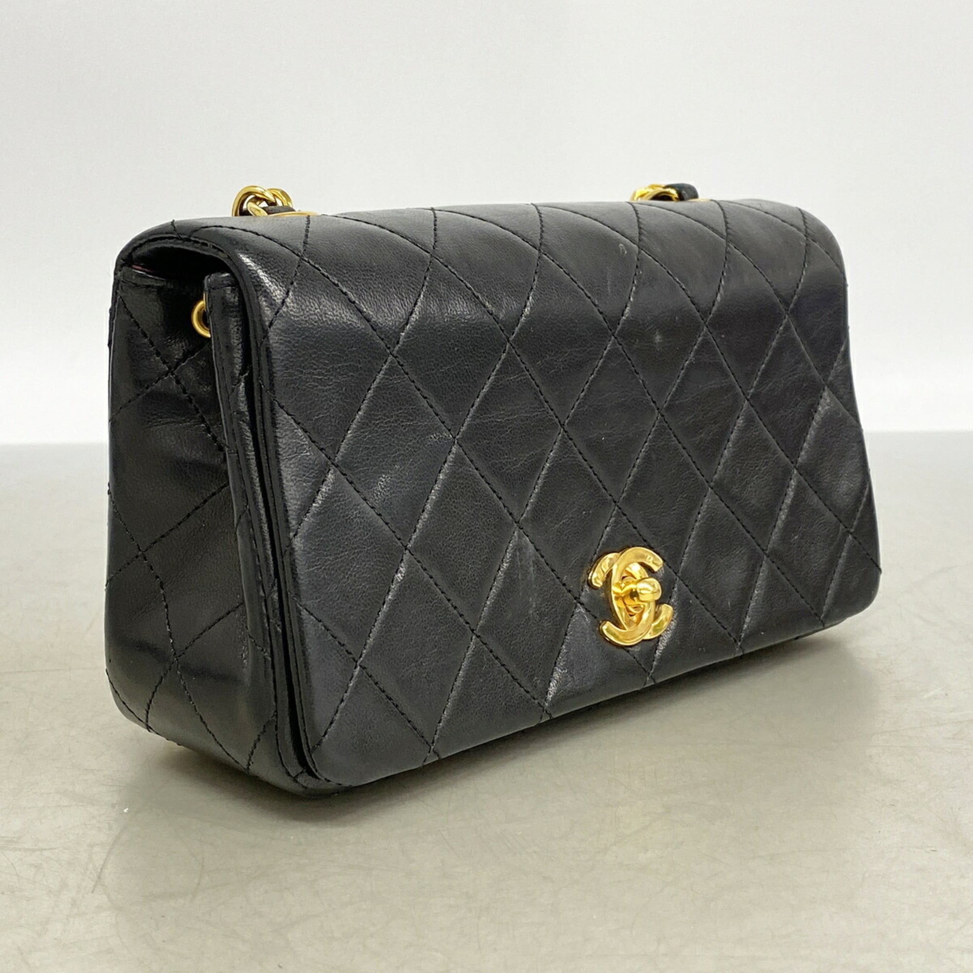 Chanel Black Leather Shoulder Bag (Pre-Owned)