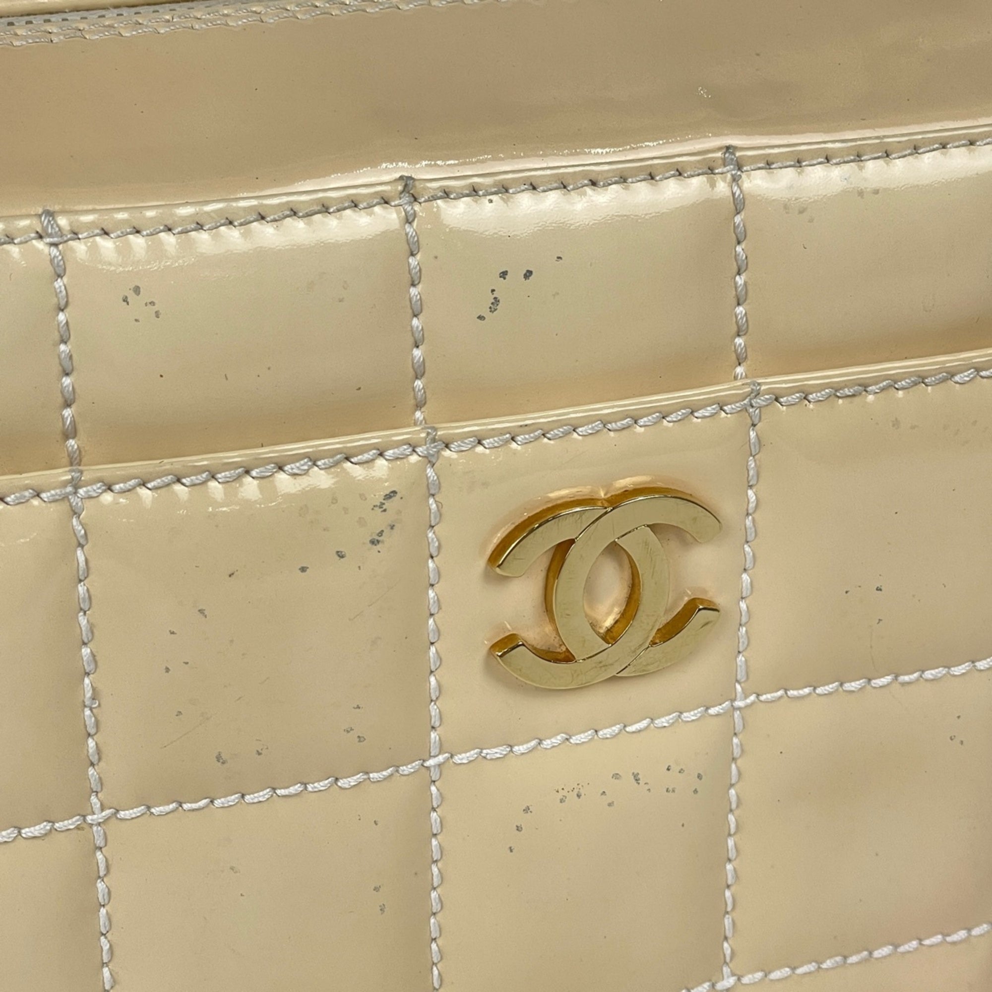 Chanel Beige Patent Leather Handbag (Pre-Owned)