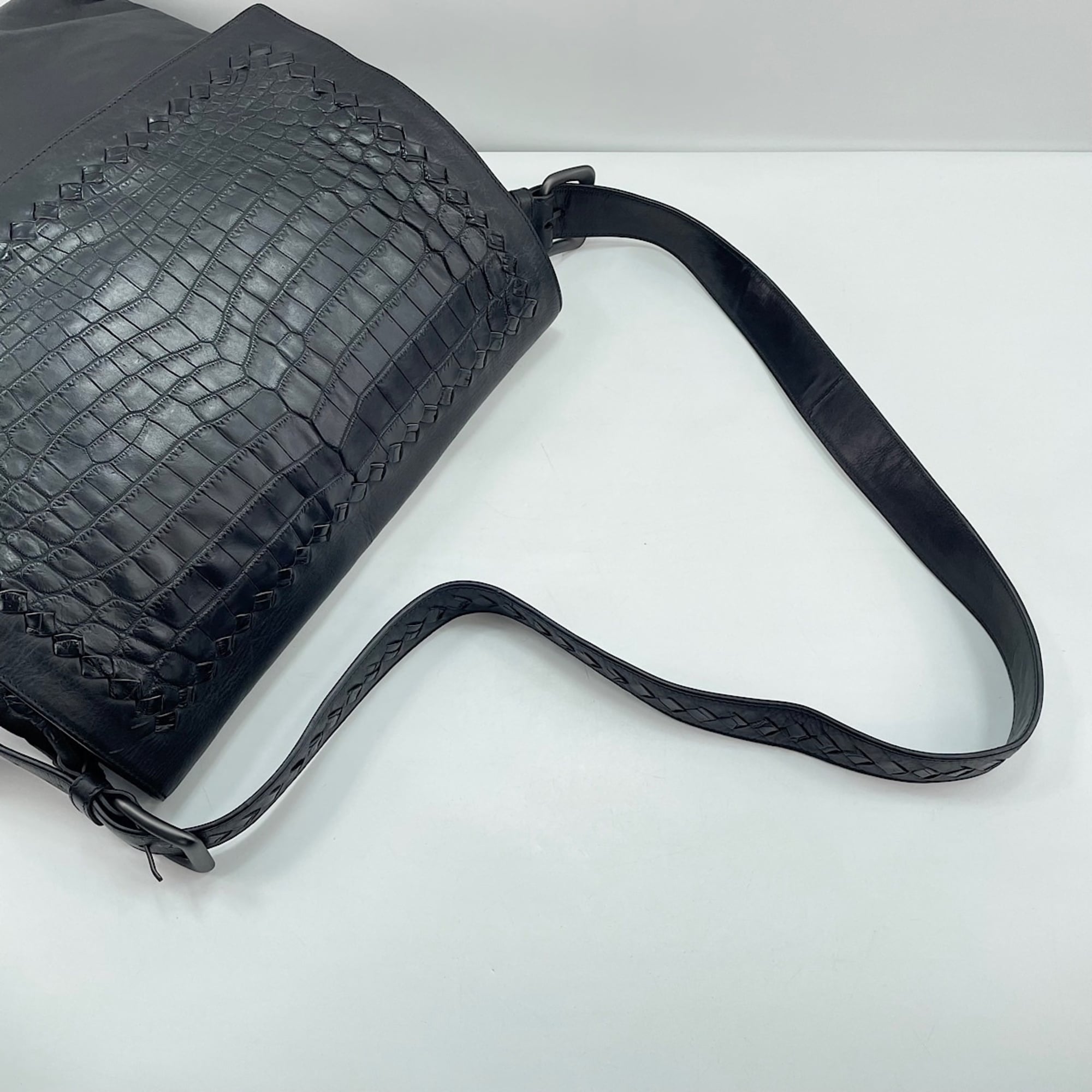 Bottega Veneta Black Messenger Bag (Pre-Owned)