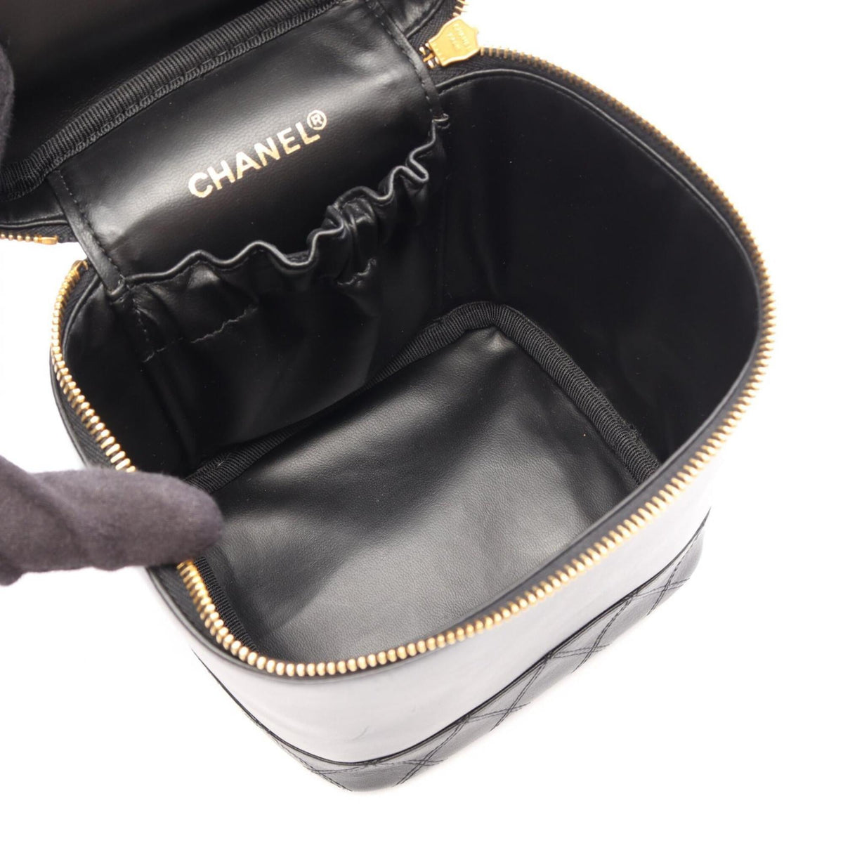 Chanel Black Leather Handbag (Pre-Owned)