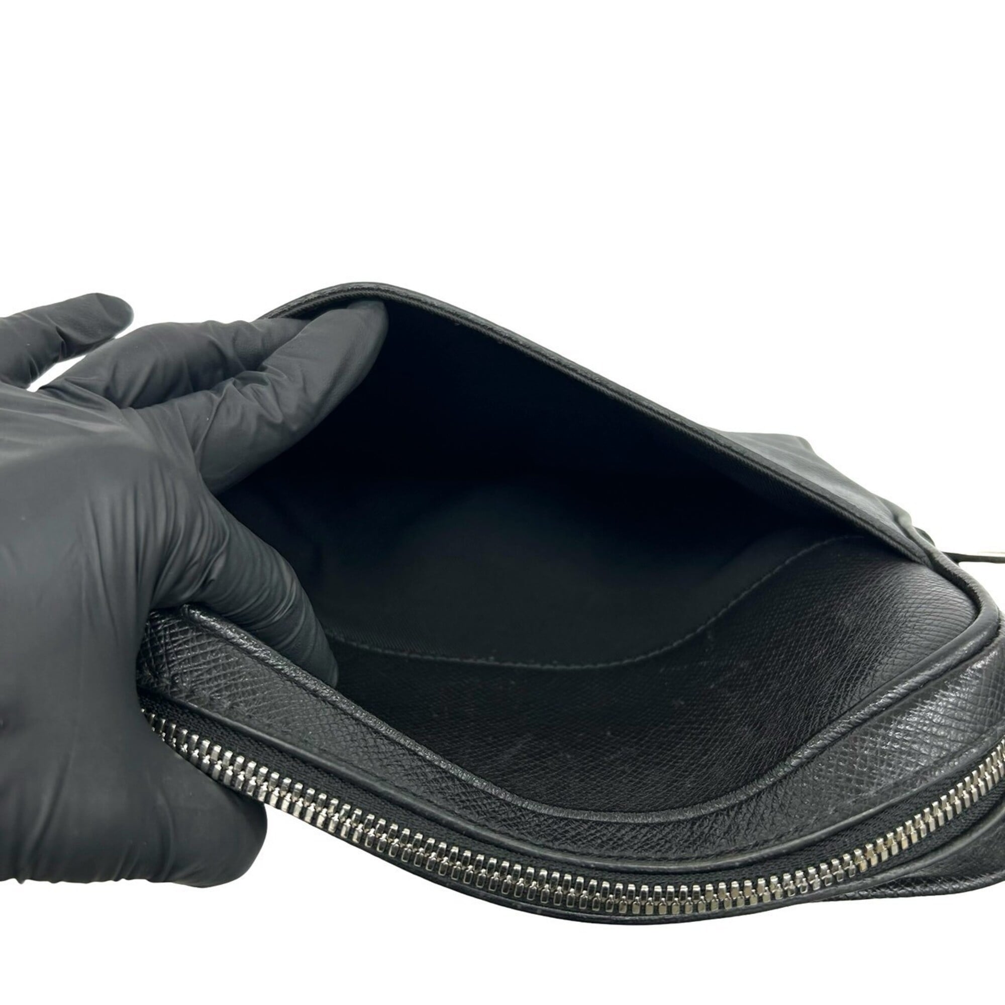 Louis Vuitton Black Leather Pochette Shoulder Bag (Pre-Owned)