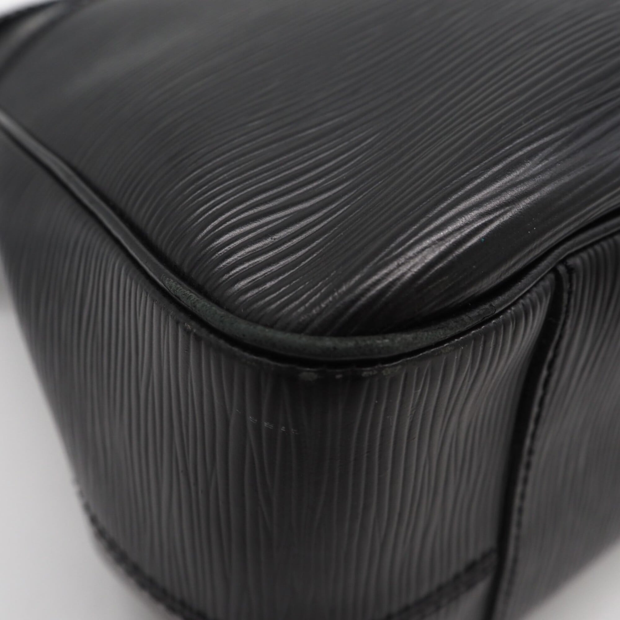Louis Vuitton Black Leather Handbag (Pre-Owned)