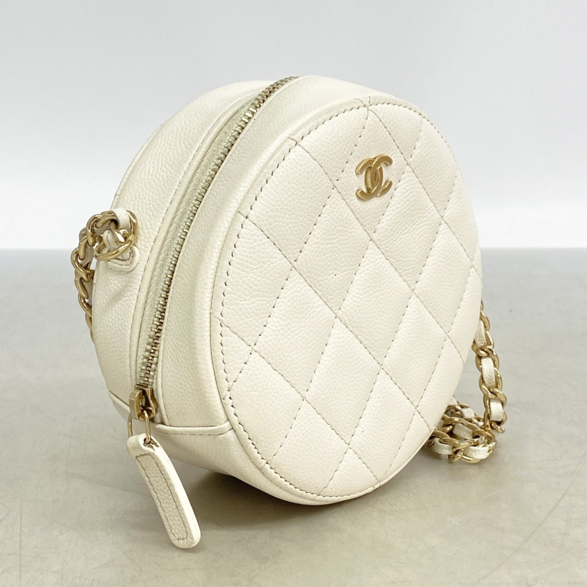 Chanel White Grained Calfskin Shoulder Bag (Pre-Owned)