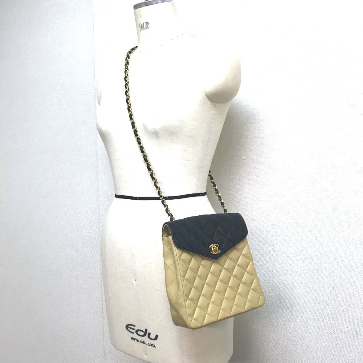Chanel Beige Black Leather Shoulder Bag (Pre-Owned)