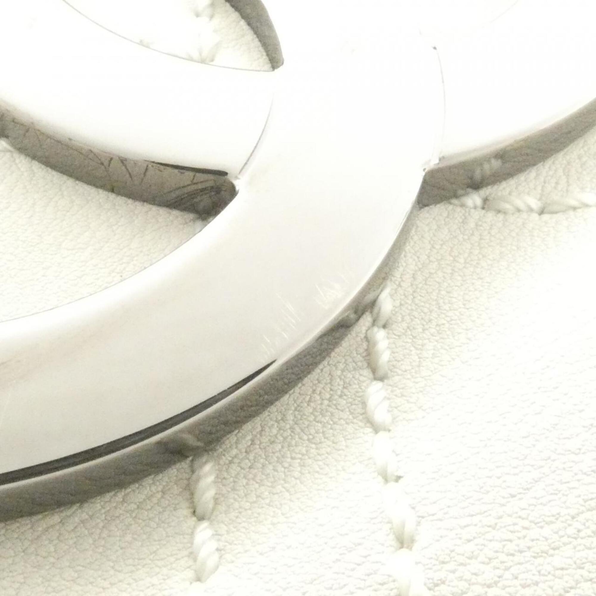 Chanel White Leather Shoulder Bag (Pre-Owned)
