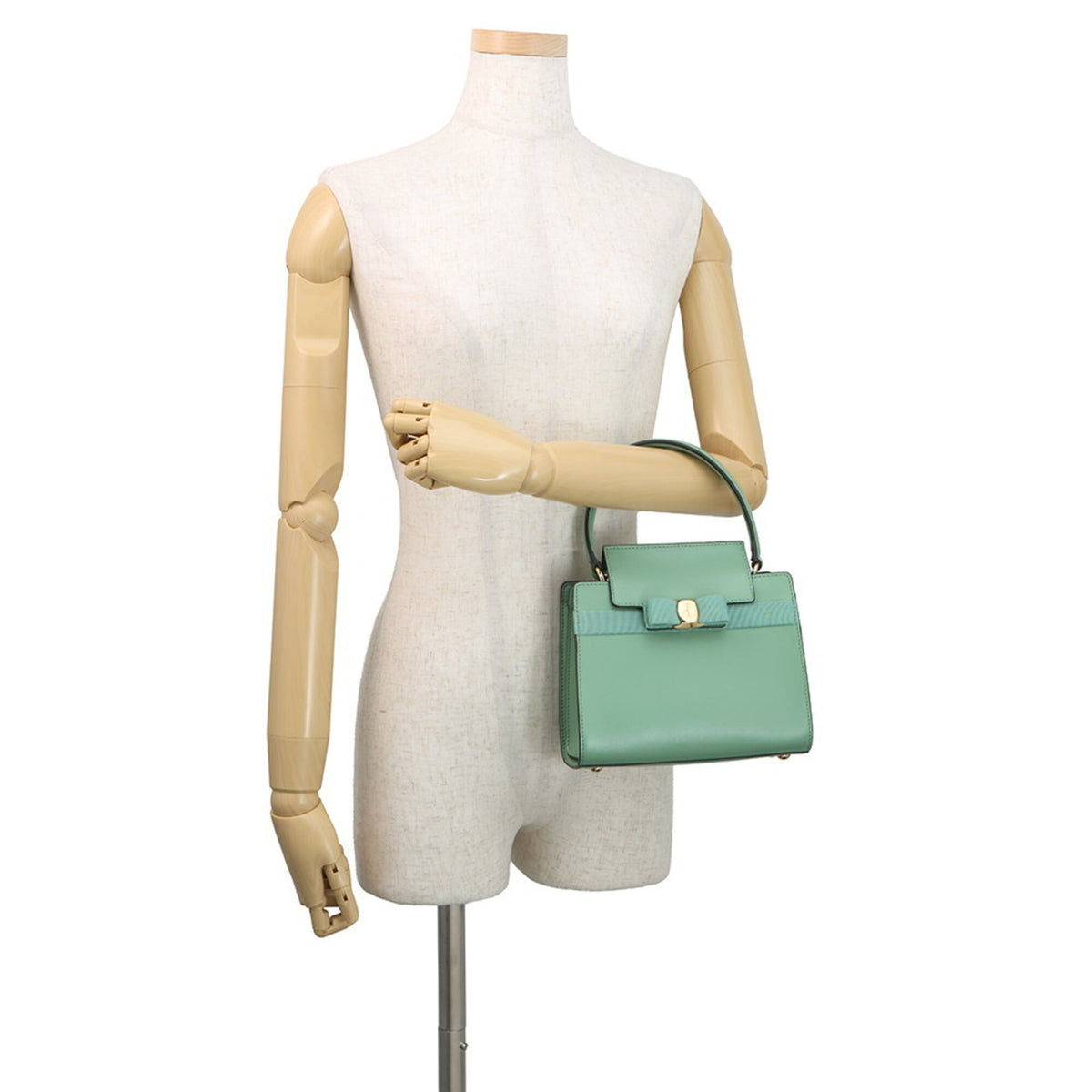 Salvatore Ferragamo Light Green Leather Shoulder Bag (Pre-Owned)