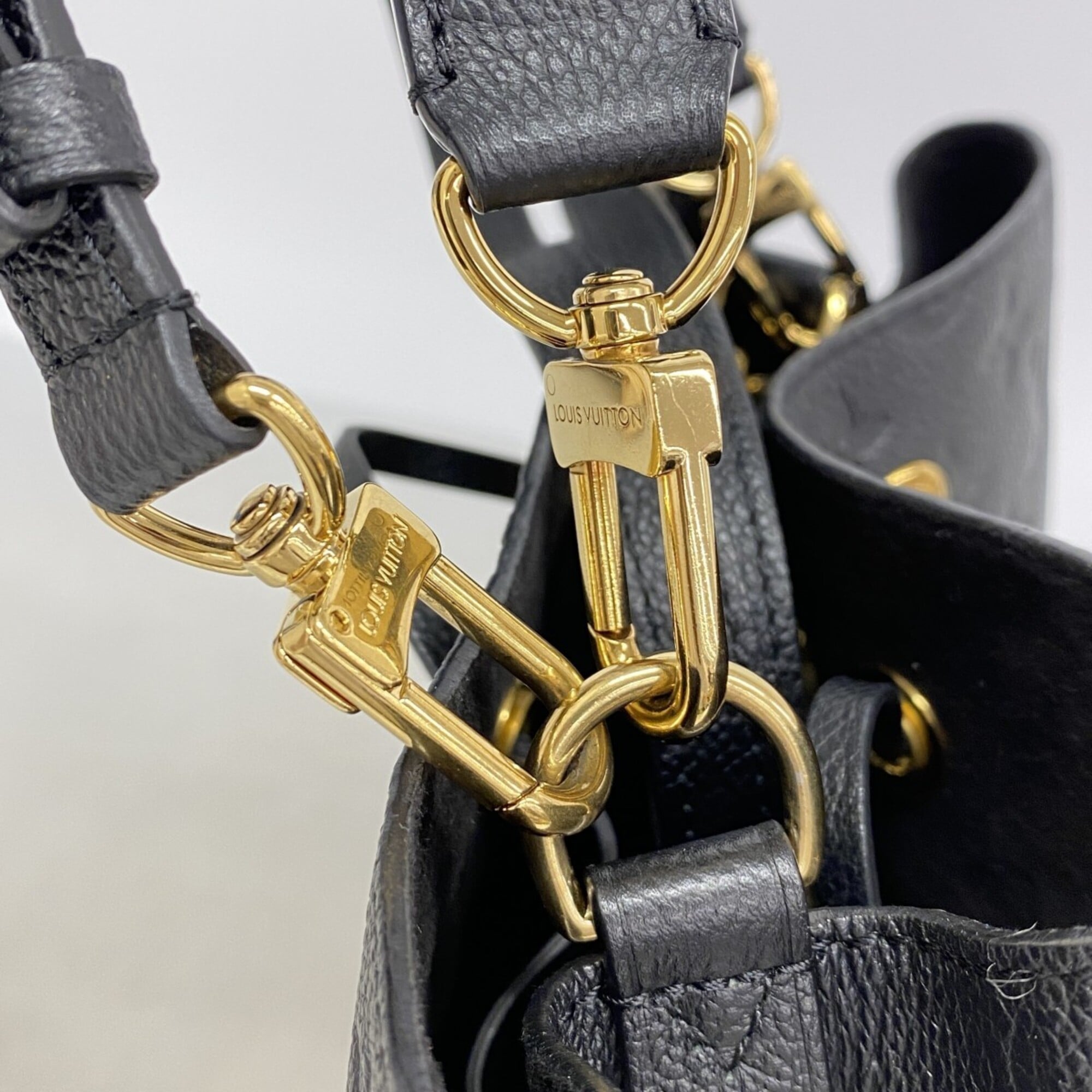 Louis Vuitton Noir Handbag (Pre-Owned)