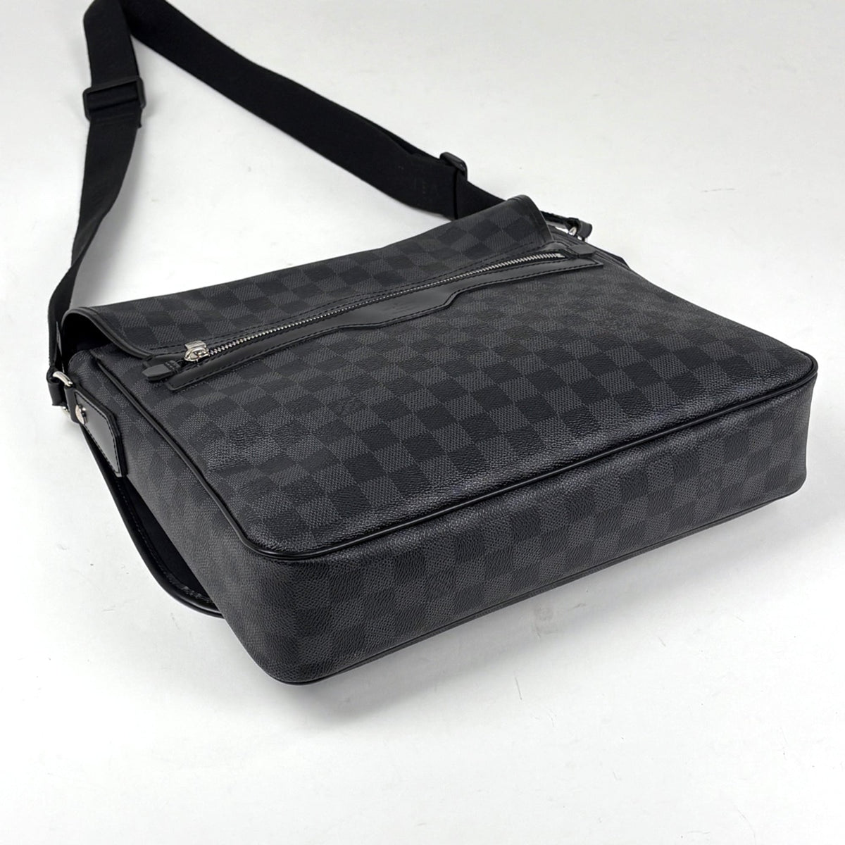 Louis Vuitton Black Damier Graphite Messenger Bag Shoulder Bag (Pre-Owned)