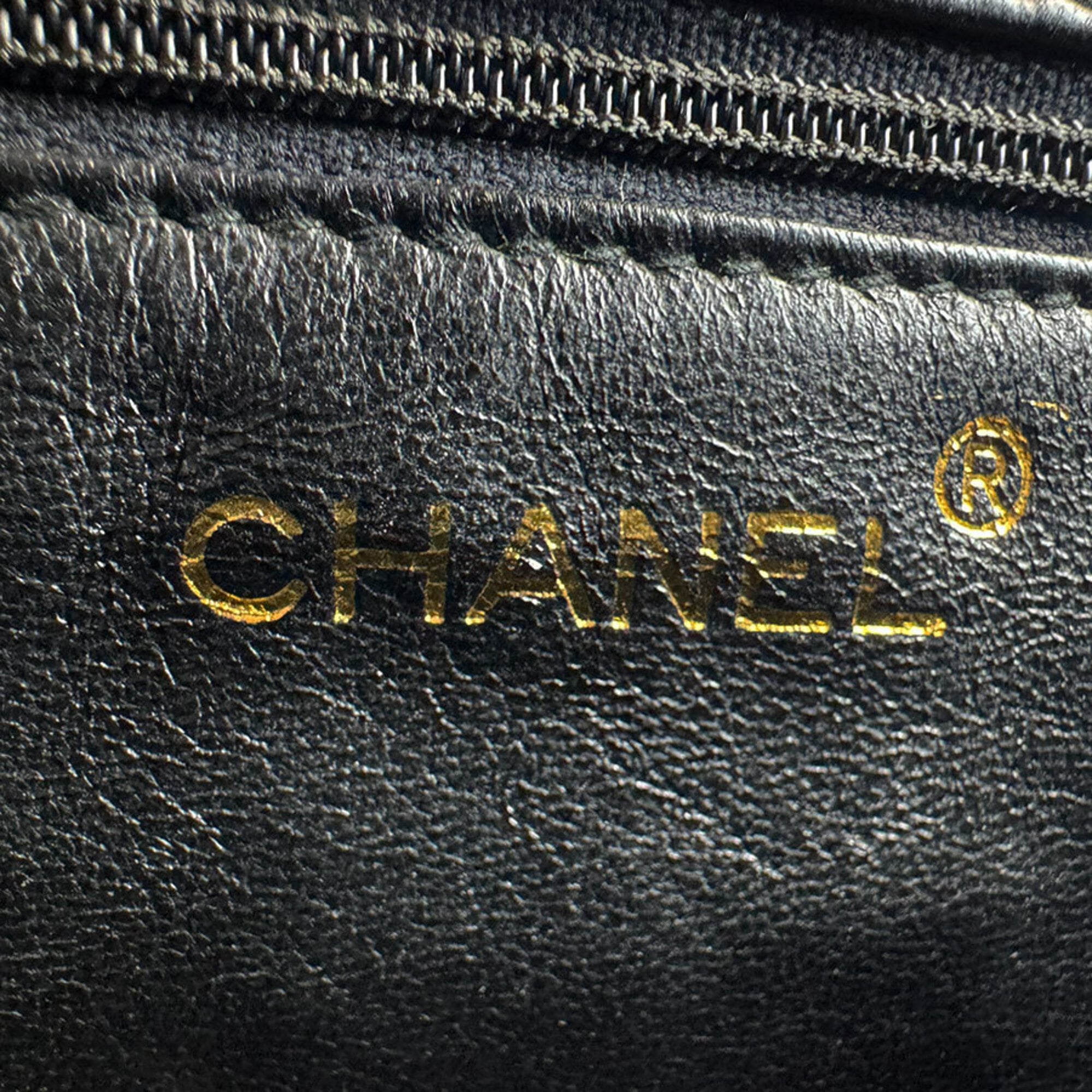Chanel Black Leather Shoulder Bag (Pre-Owned)