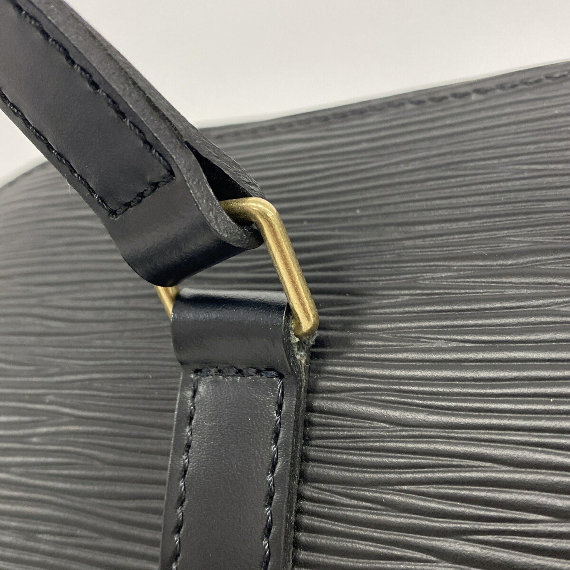 Louis Vuitton Noir Handbag (Pre-Owned)