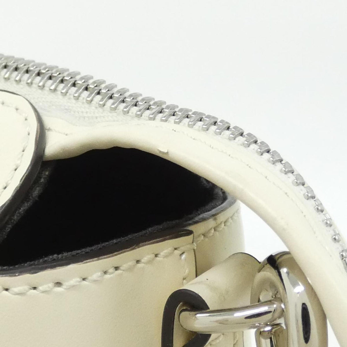 Fendi Beige Silver Leather Handbag (Pre-Owned)