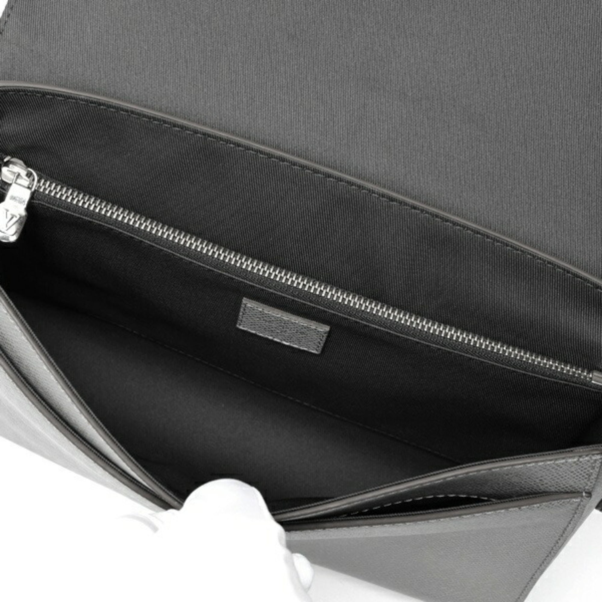 Louis Vuitton Gray Taiga Leather Shoulder Bag (Pre-Owned)
