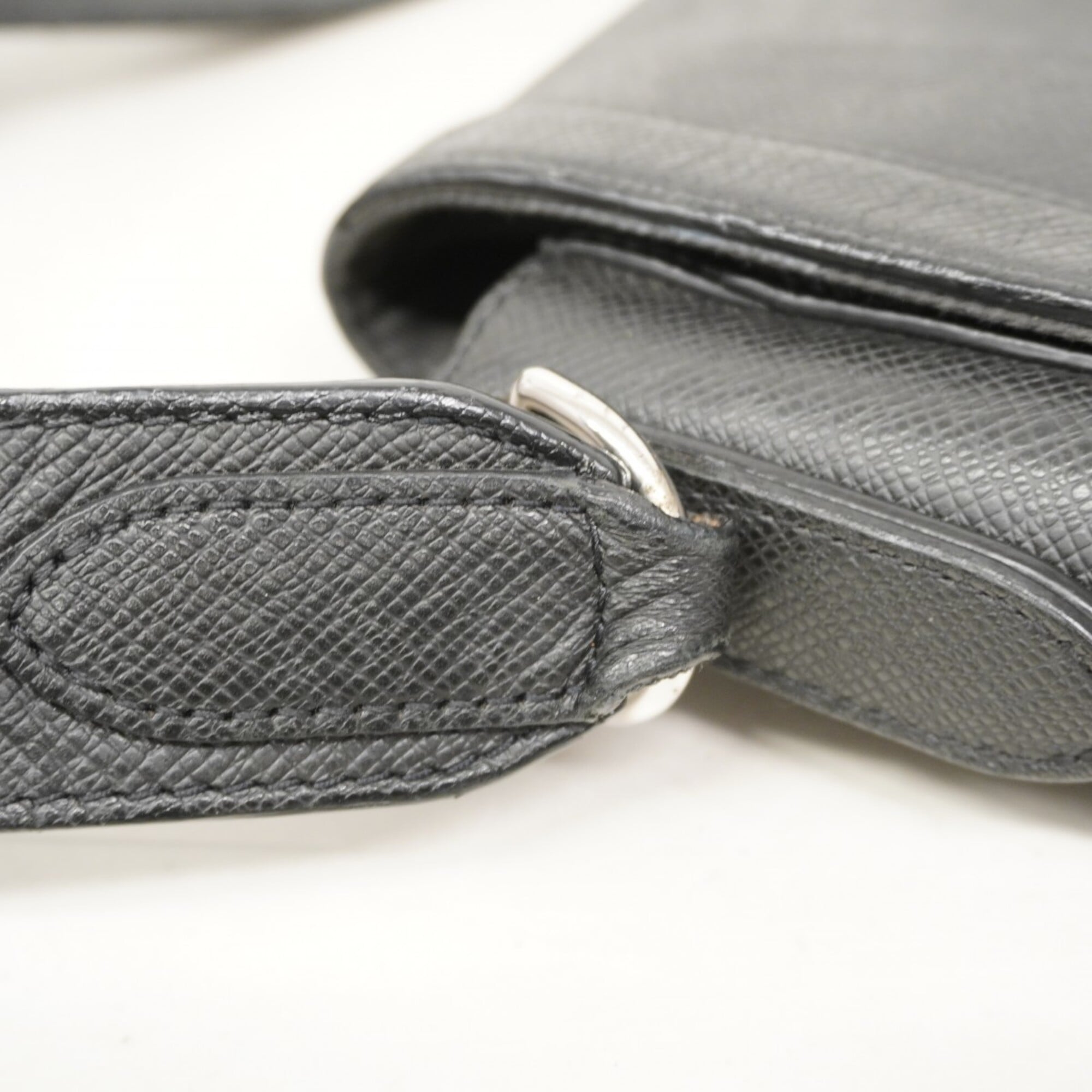Louis Vuitton Noir Shoulder Bag (Pre-Owned)