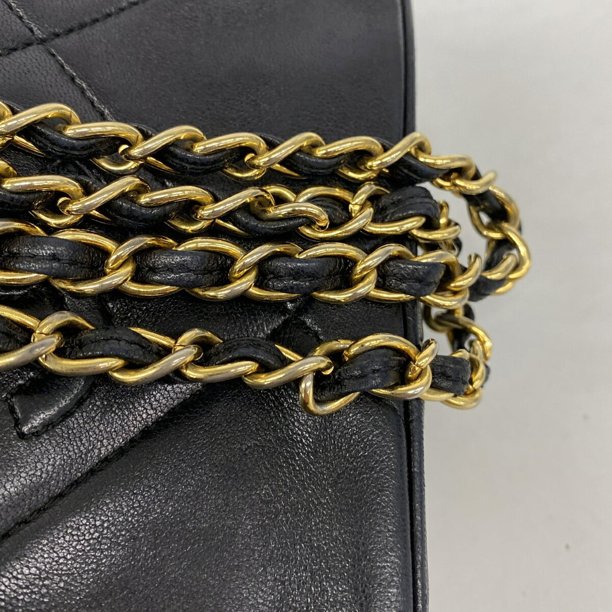 Chanel Black Leather Shoulder Bag (Pre-Owned)