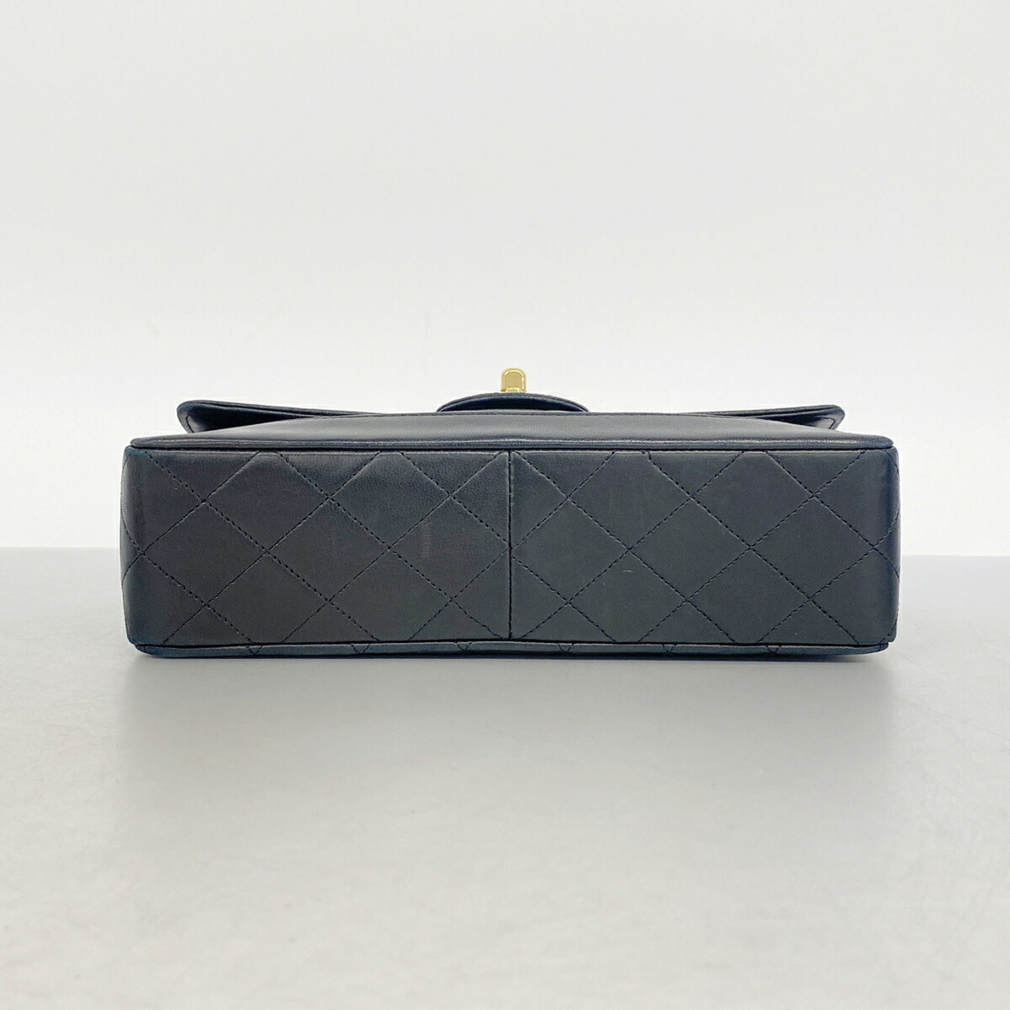 Chanel Black Leather Shoulder Bag (Pre-Owned)