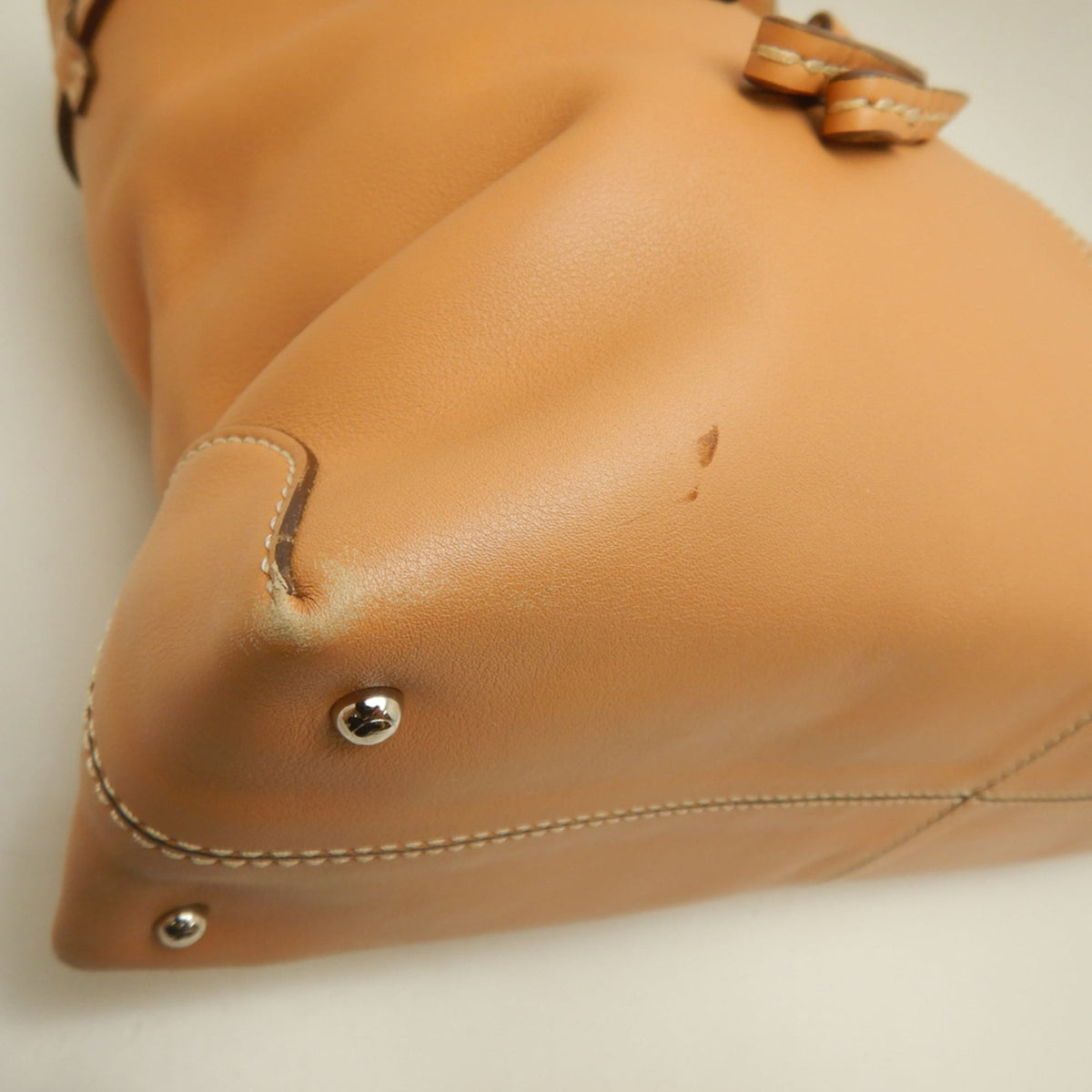 Tod's Camel Leather Tote Bag (Pre-Owned)