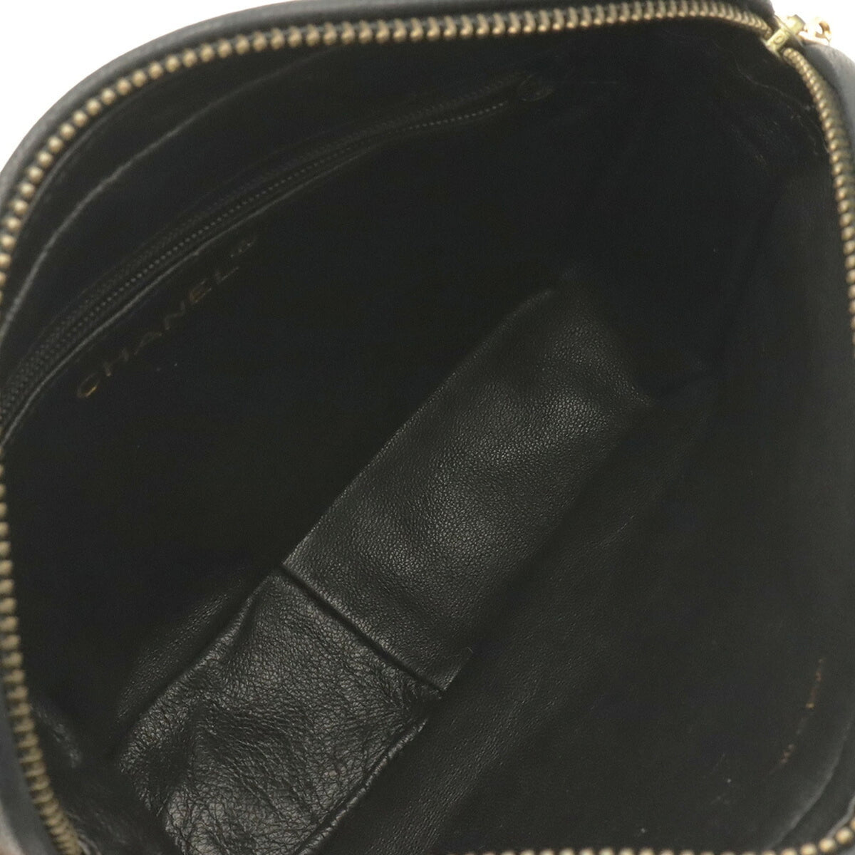 Chanel Black Leather Shoulder Bag (Pre-Owned)