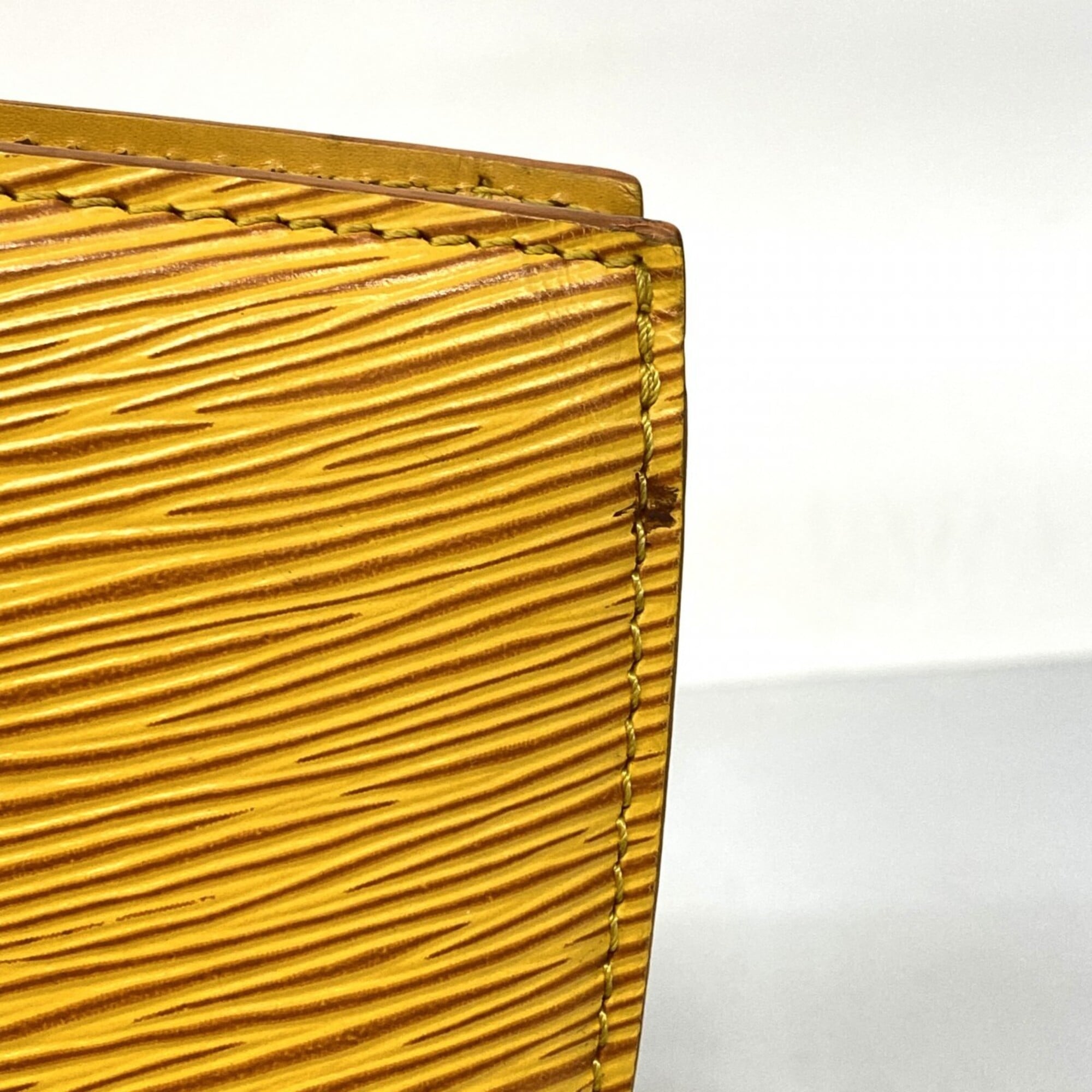 Louis Vuitton Jaune Handbag (Pre-Owned)