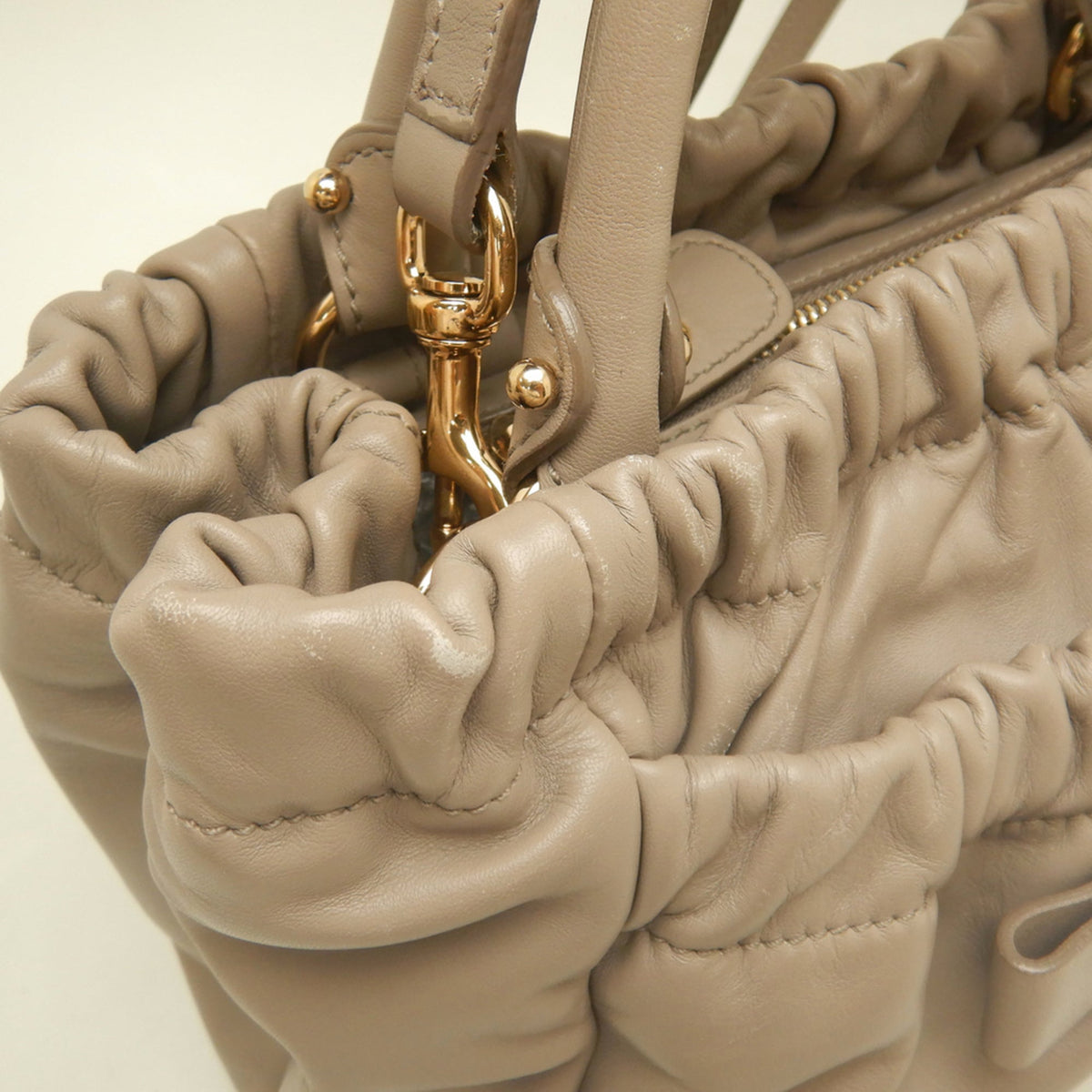 Salvatore Ferragamo Vara Light Beige Leather Handbag (Pre-Owned)