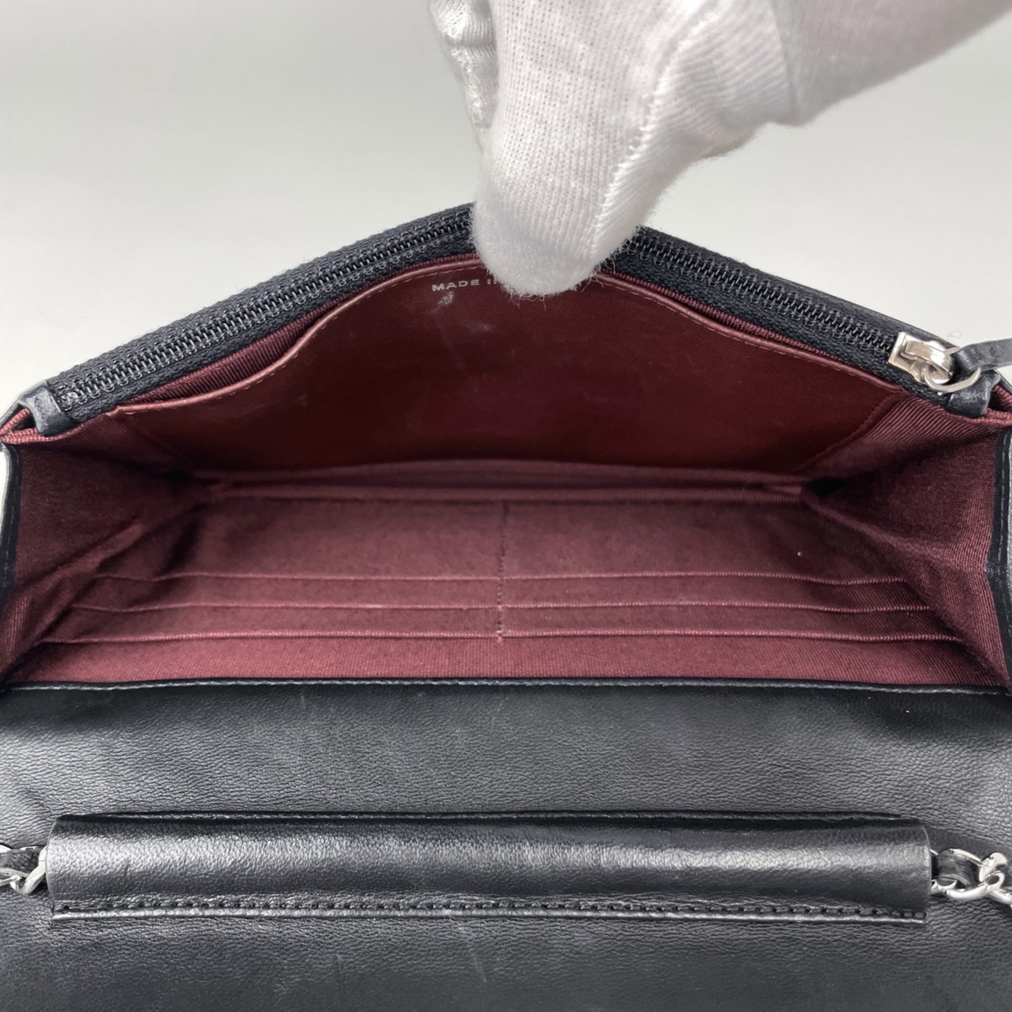 Chanel Black Leather Shoulder Bag (Pre-Owned)